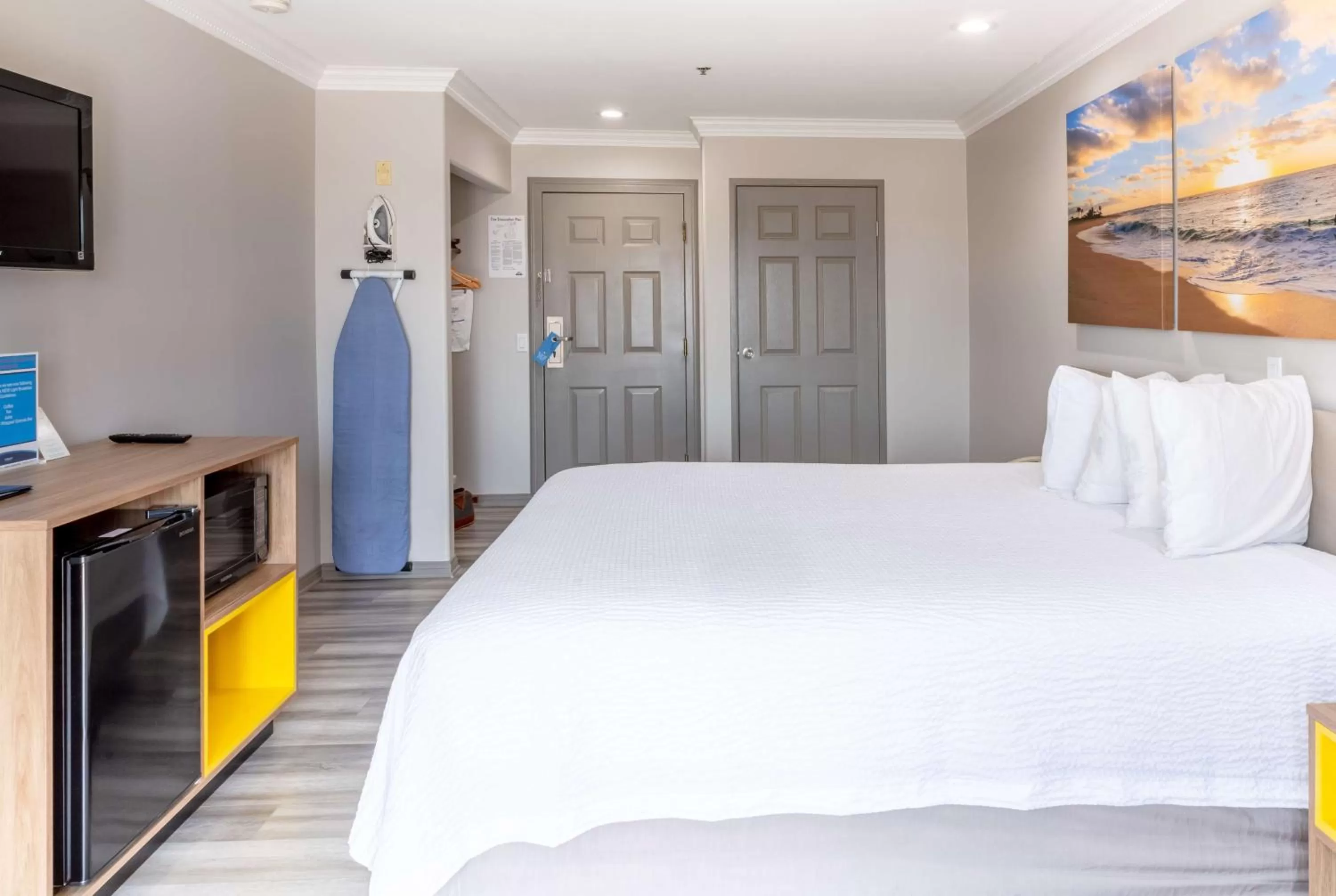 Bedroom, Bed in Days Inn by Wyndham Santa Monica