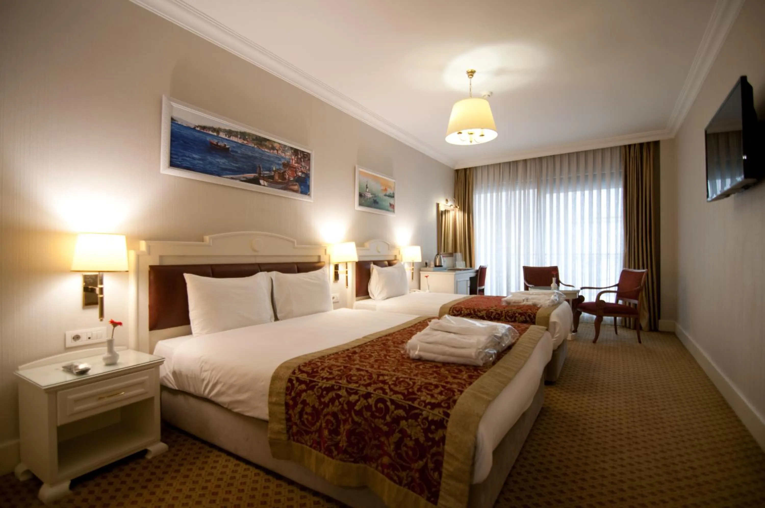 Photo of the whole room, Bed in Taksim Metropark Hotel