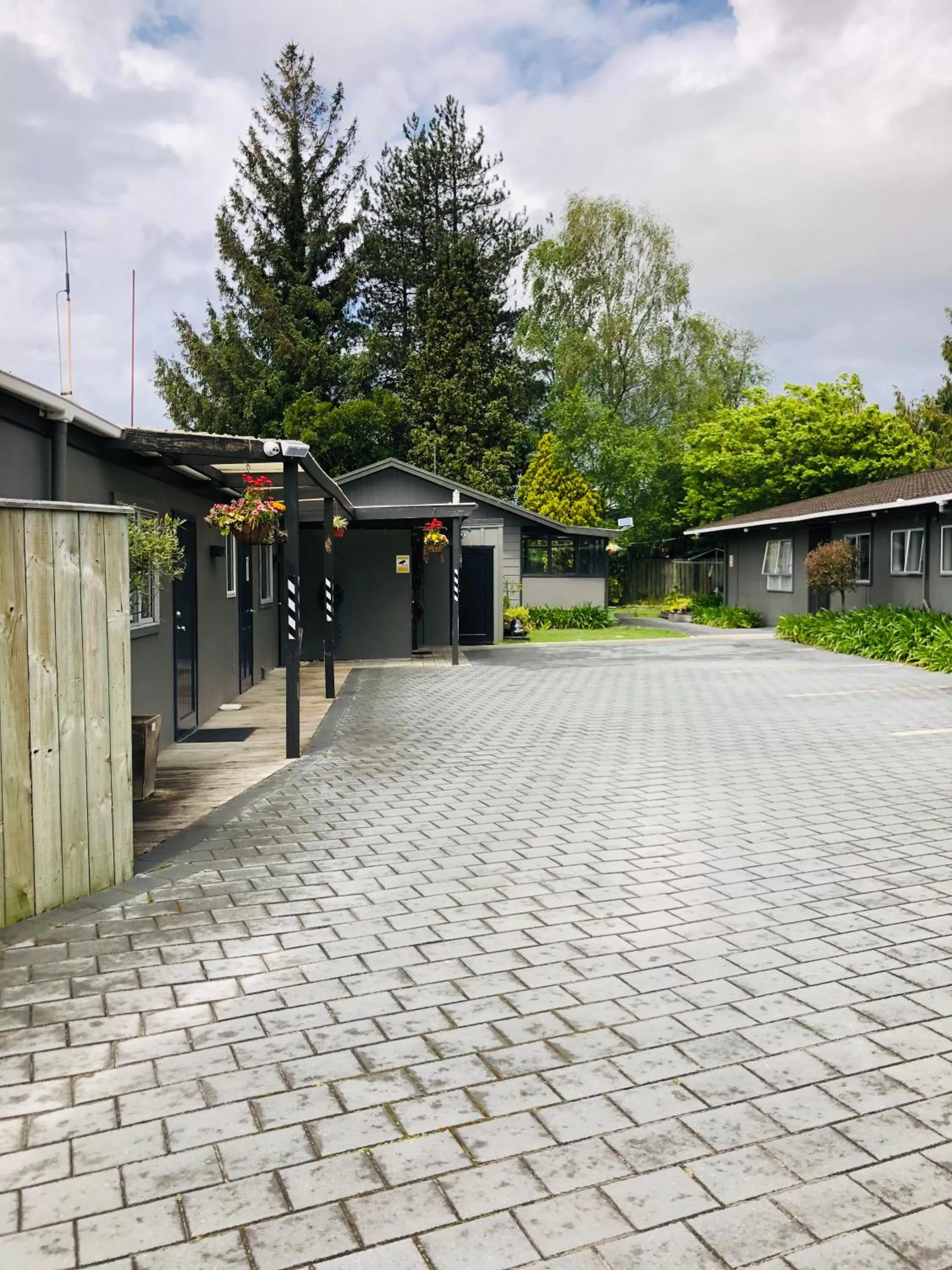 Garden view in Red Rock Thermal Motel - Mineral Pool