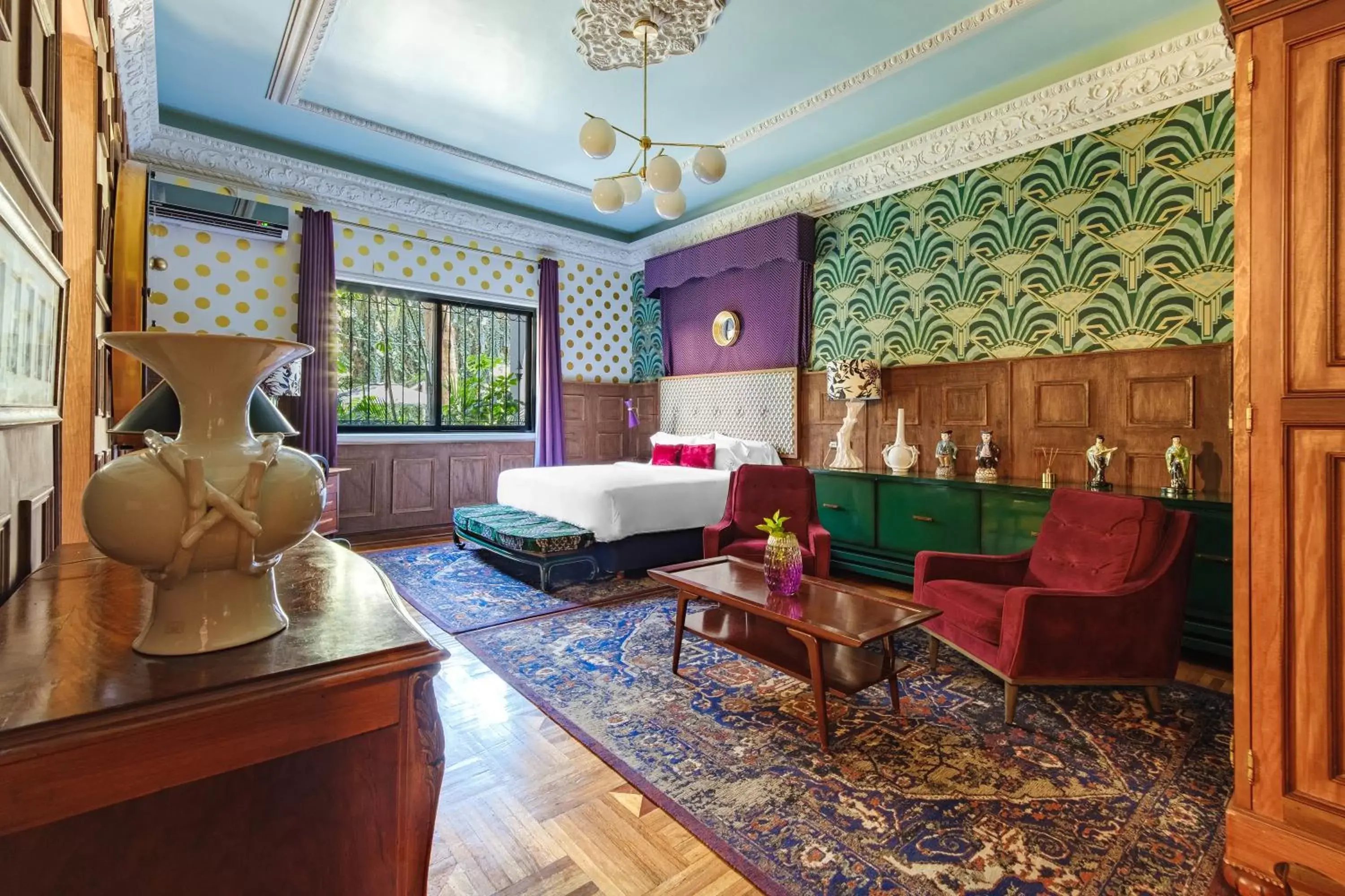 Master Suite in Pug Seal Polanco Anatole France Master Suite in Pug Seal Polanco Anatole France