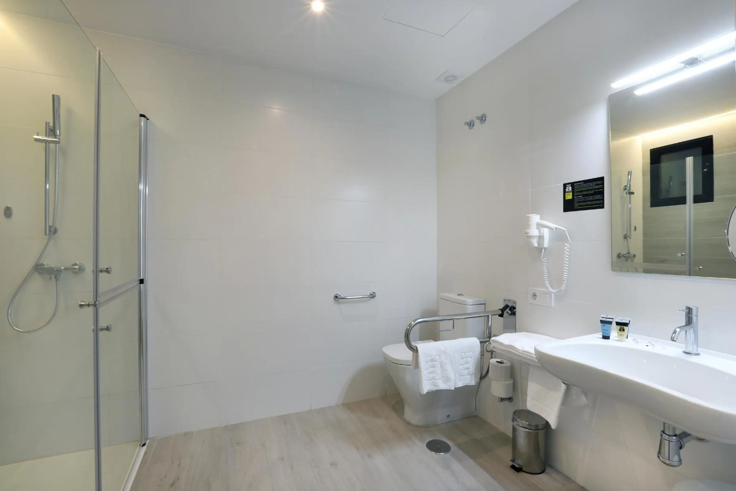 Shower in Hotel Alameda