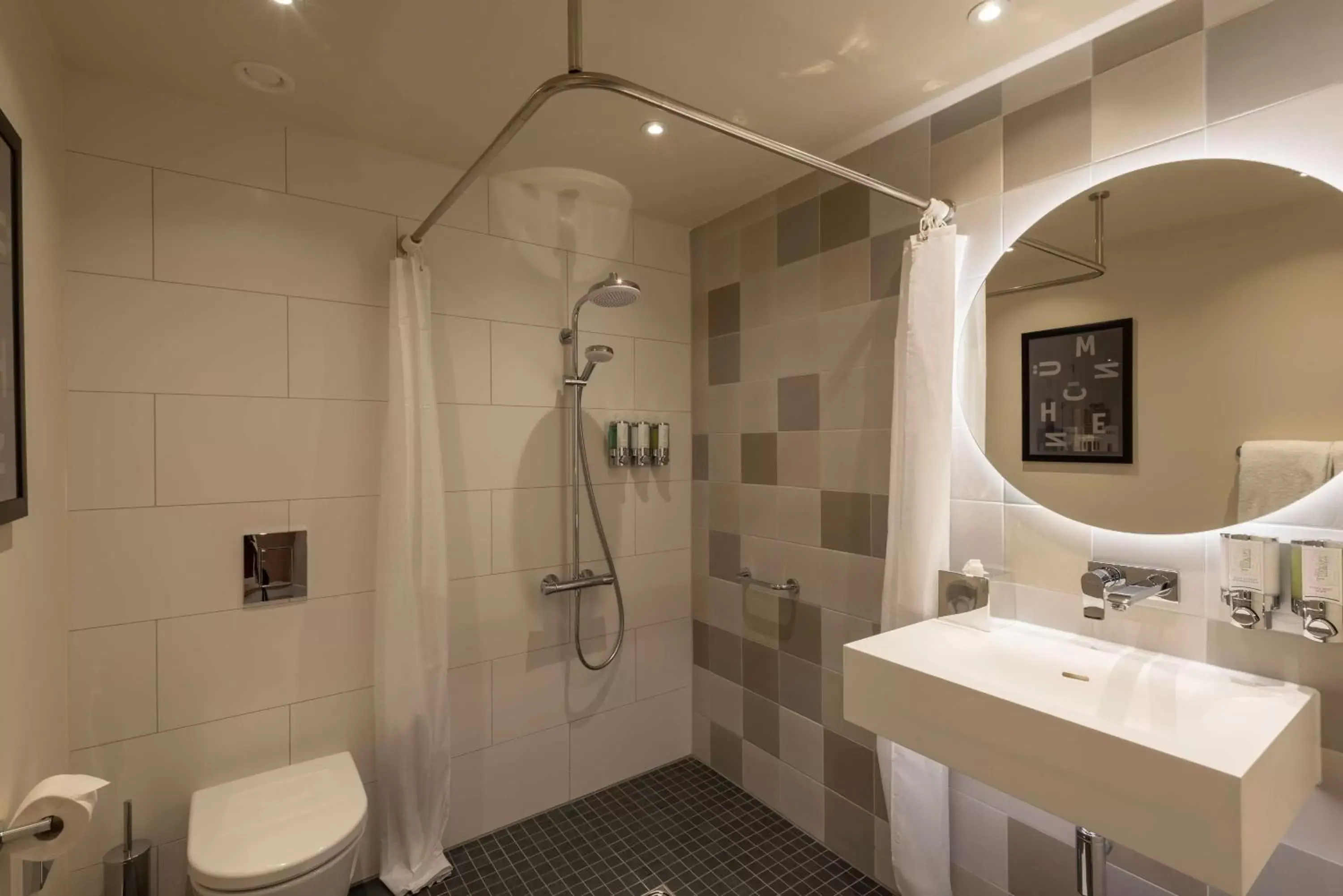 King Room - Mobility Accessible in Hampton By Hilton Munich City North King Room - Mobility Accessible in Hampton By Hilton Munich City North