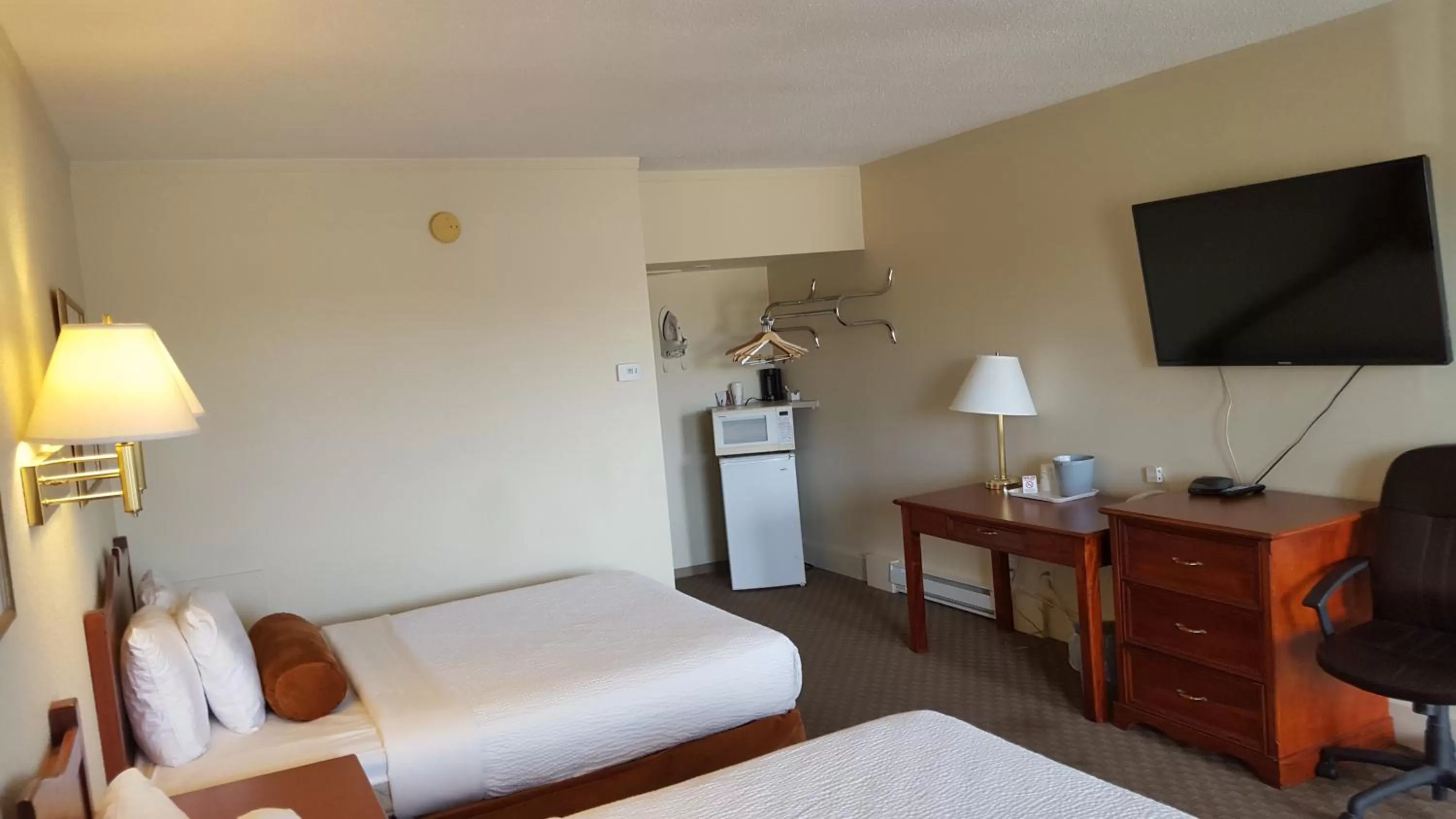 Photo of the whole room, Bed in Knights Inn Lethbridge