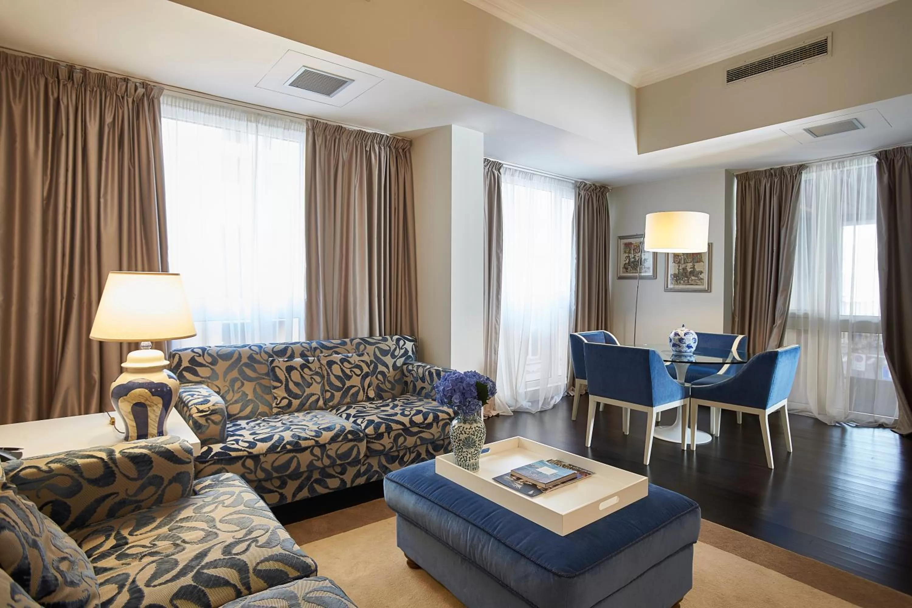 Living room in Sina De La Ville