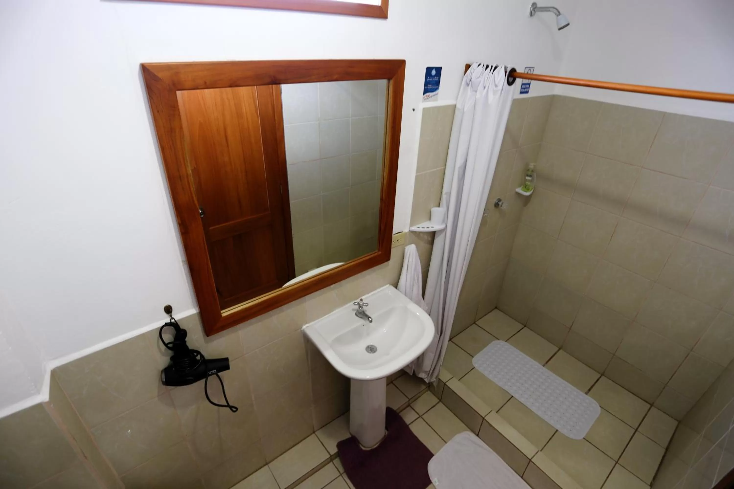 Bathroom in The Galapagos Pearl B&B