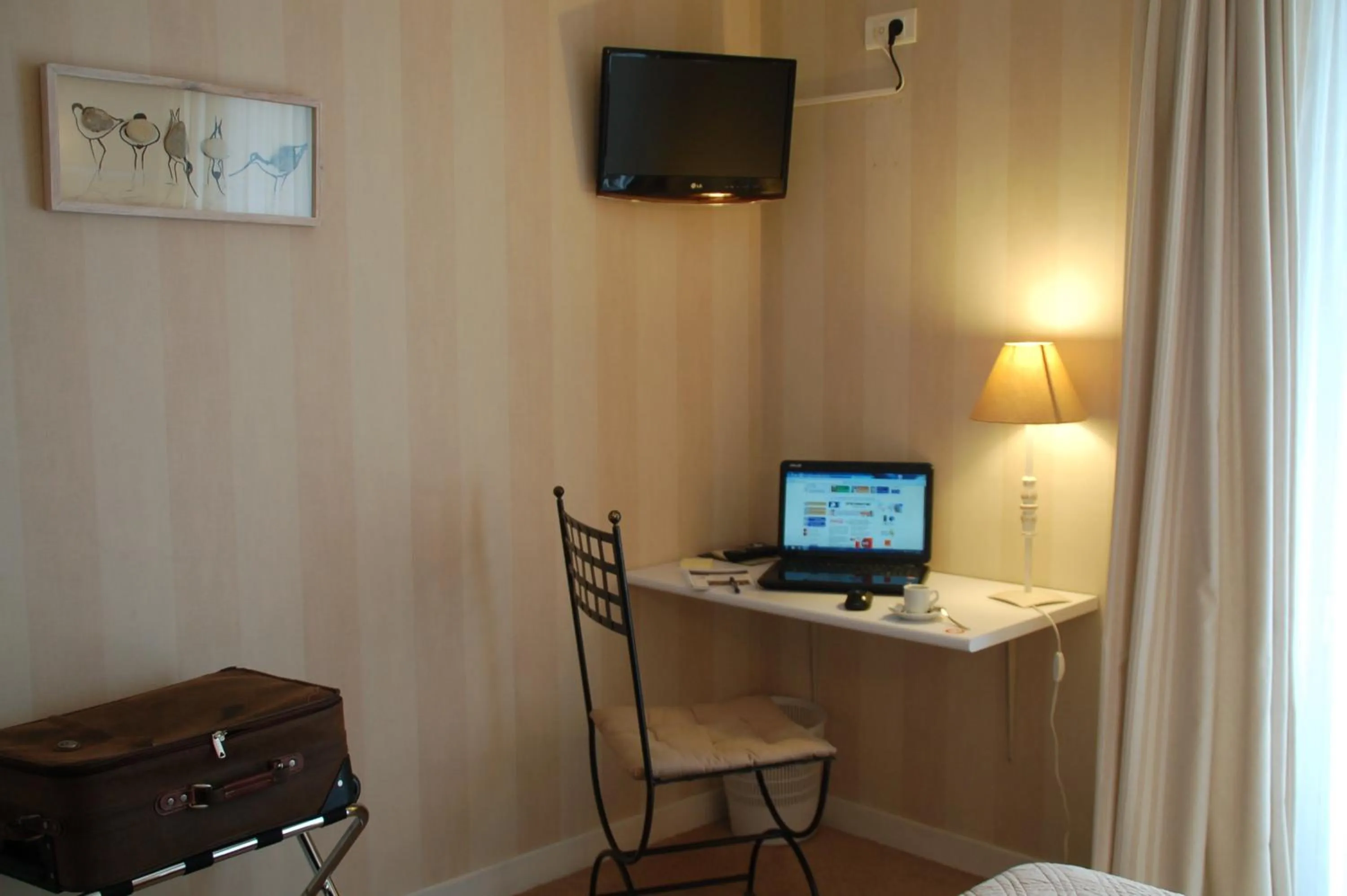 Bedroom in Hôtel de L'Avenue