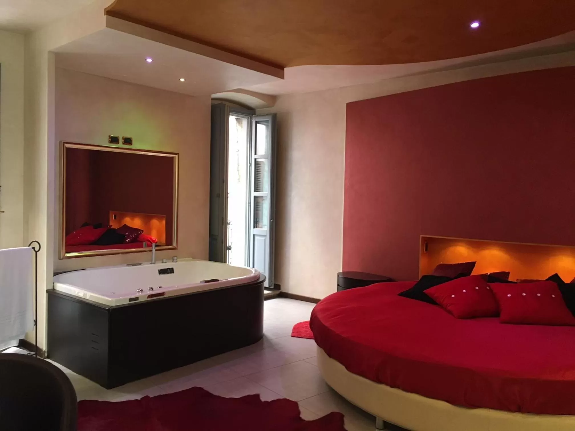 Hot Tub, Bed in Alessi Hotel Trattoria