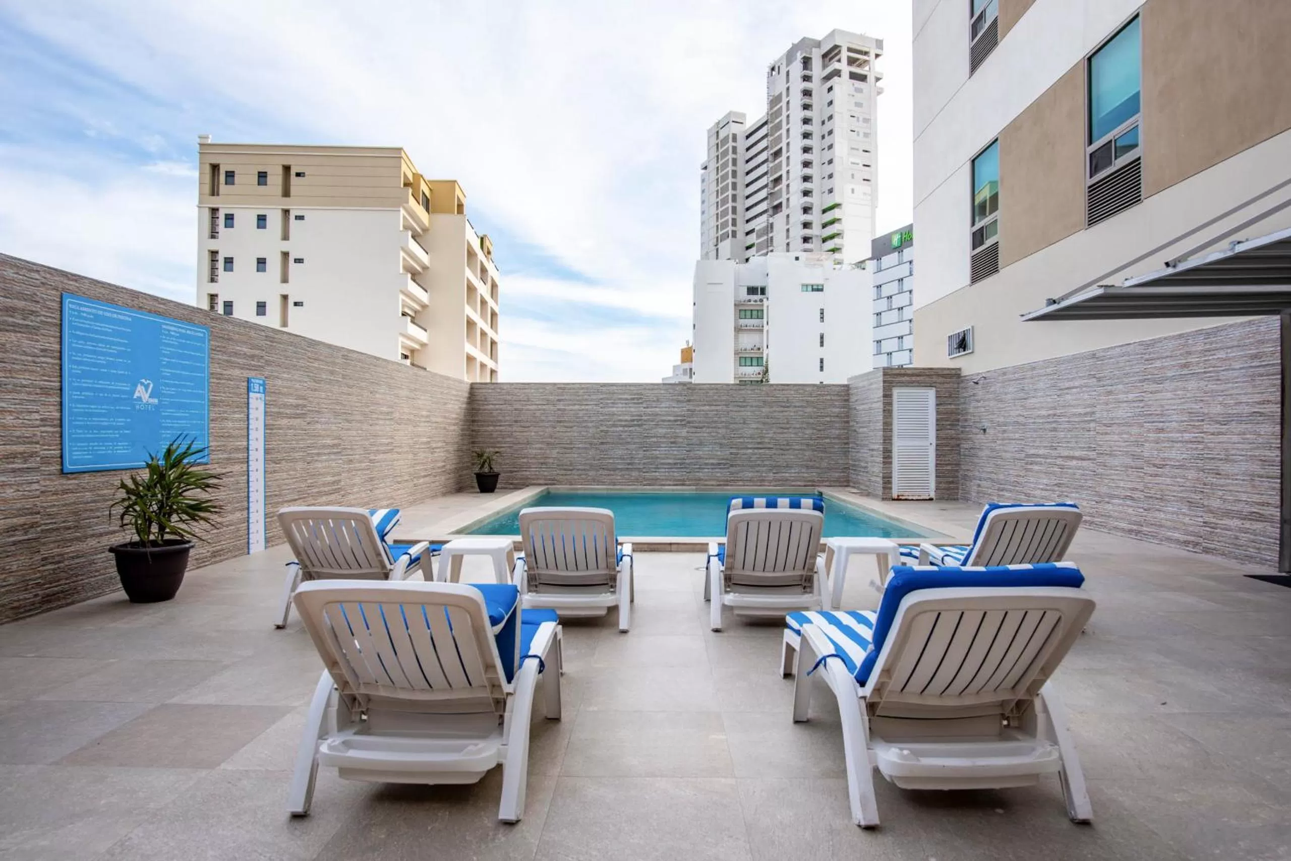 Swimming pool in Hotel Ave Inn