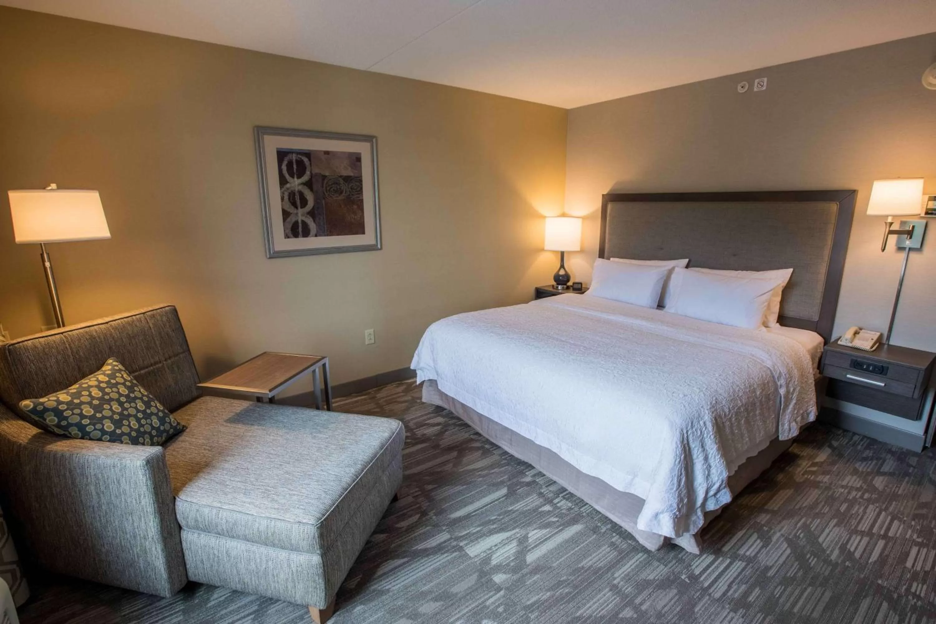 Living room, Bed in Hampton Inn & Suites Tilton