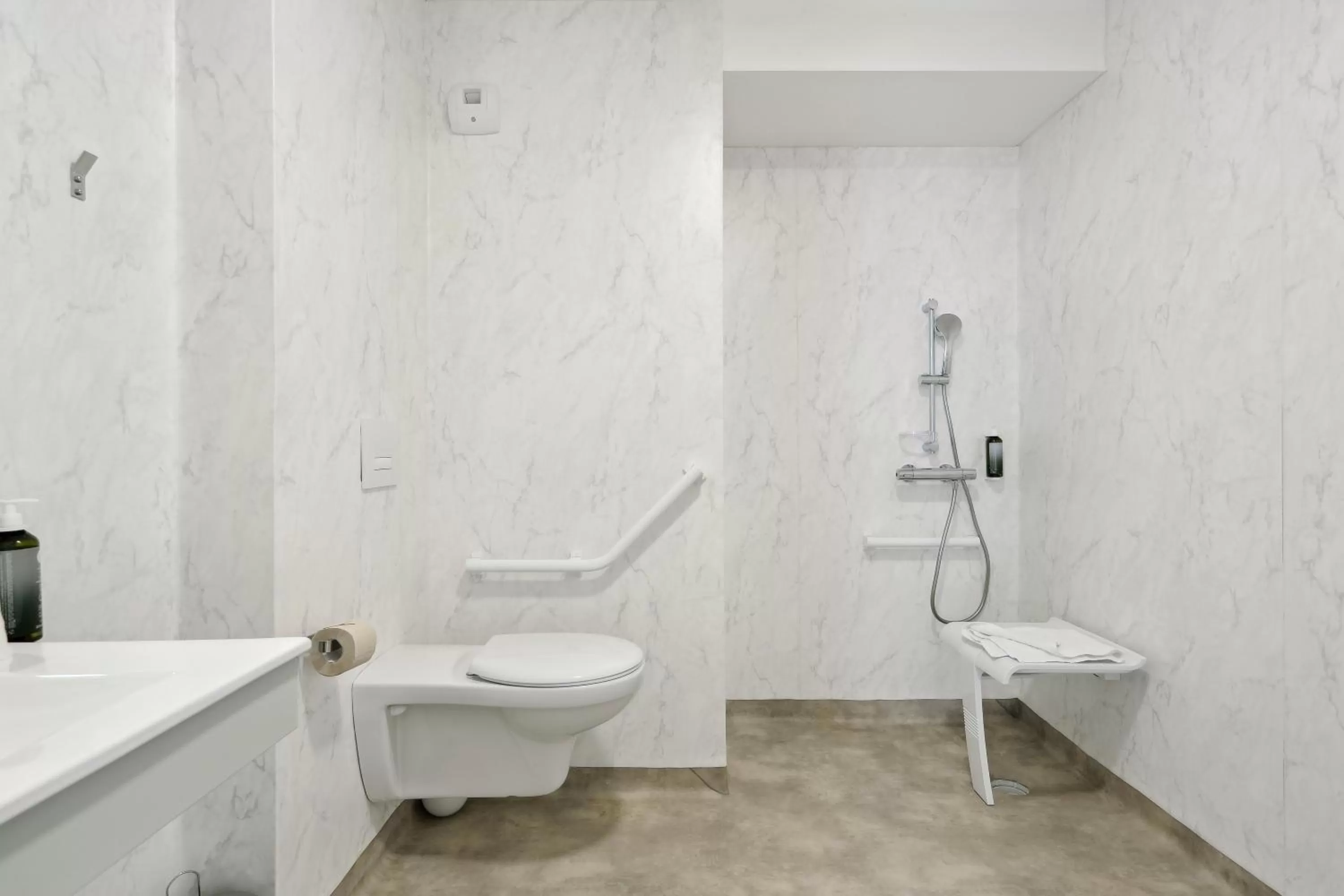 Shower in All Suites Appart Hôtel - Noisy-le-Grand