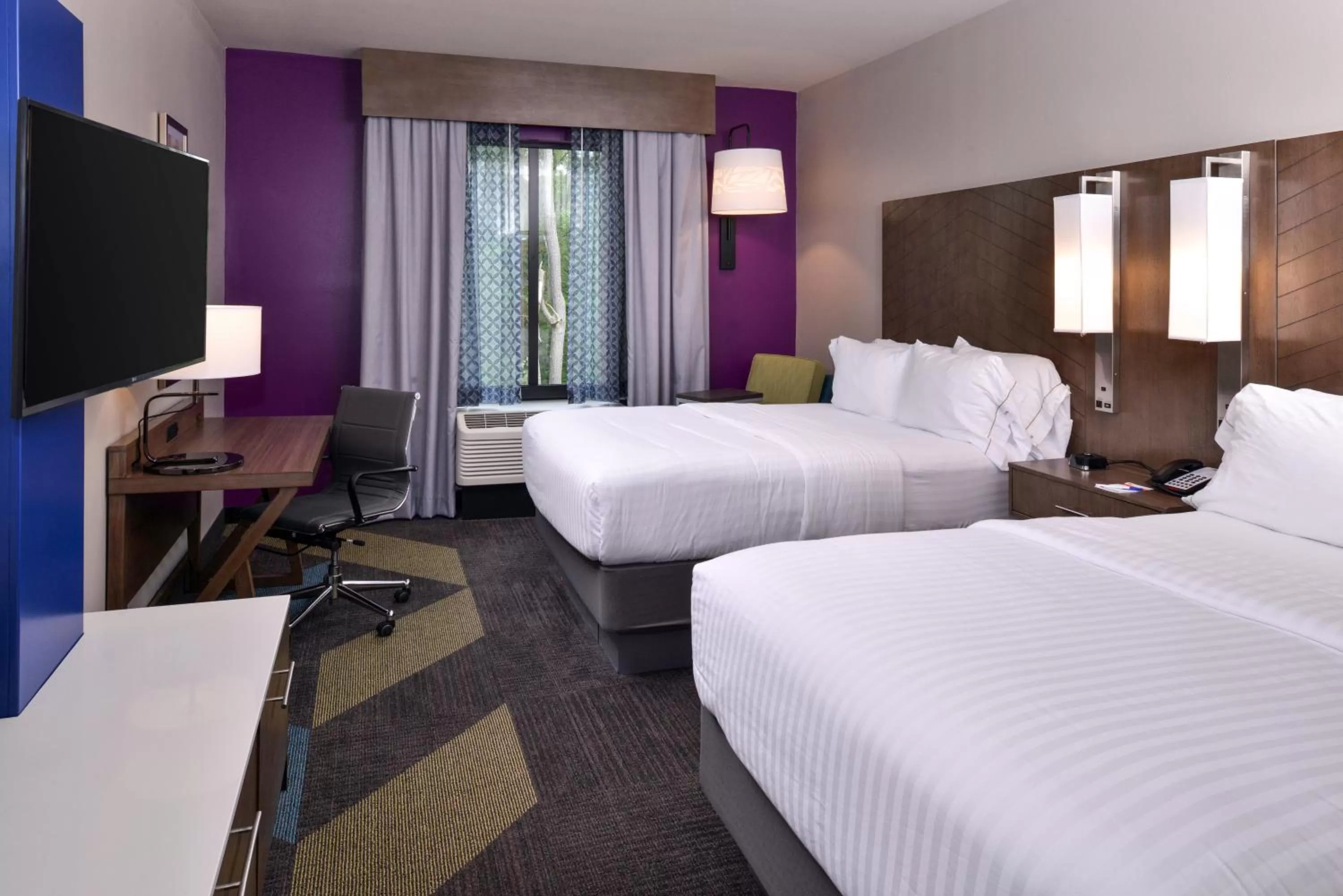 Photo of the whole room, Bed in Holiday Inn Express and Suites Bryant - Benton Area by IHG