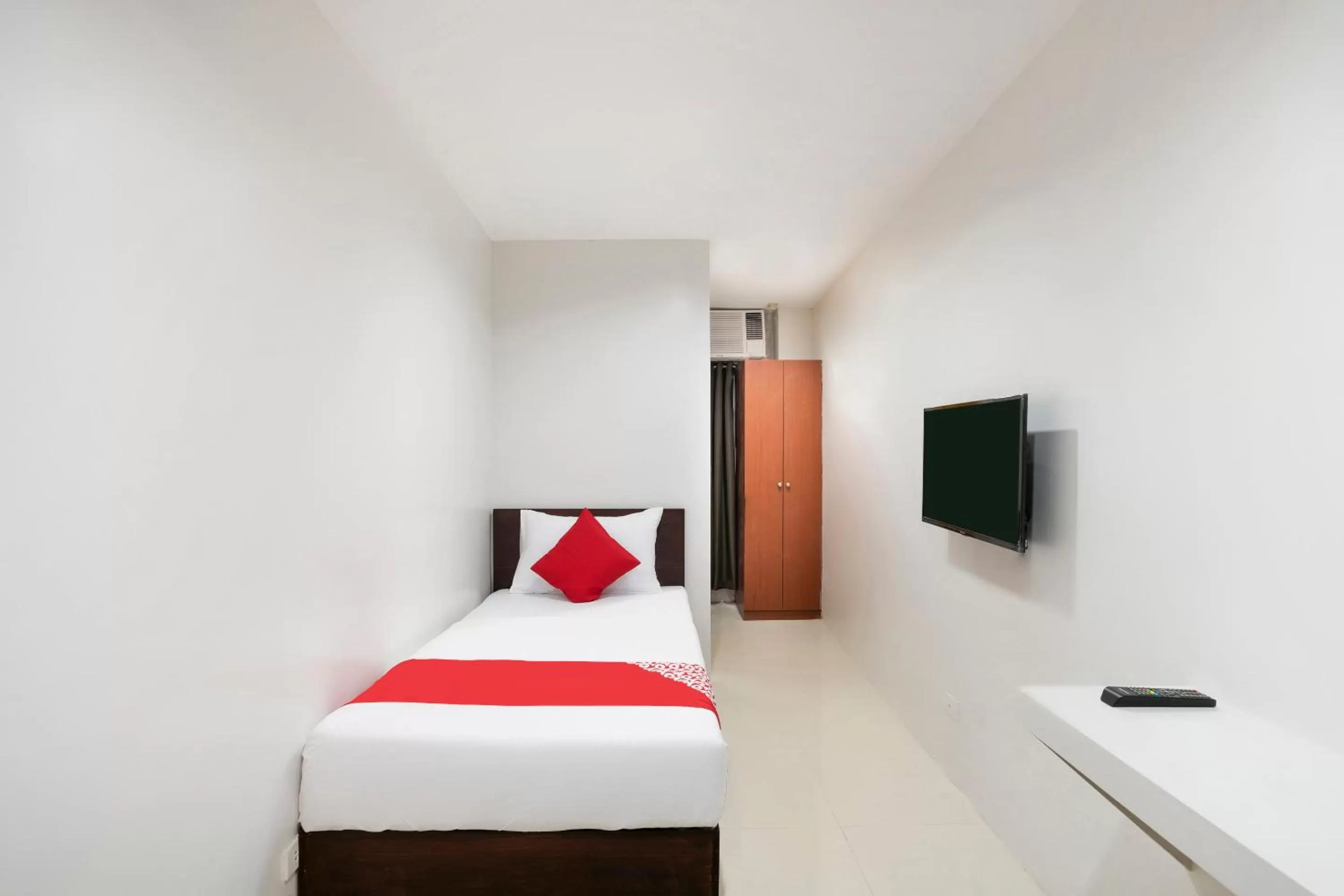 Bedroom, Bed in ELTI DORMITEL by BLUEBOOKERS