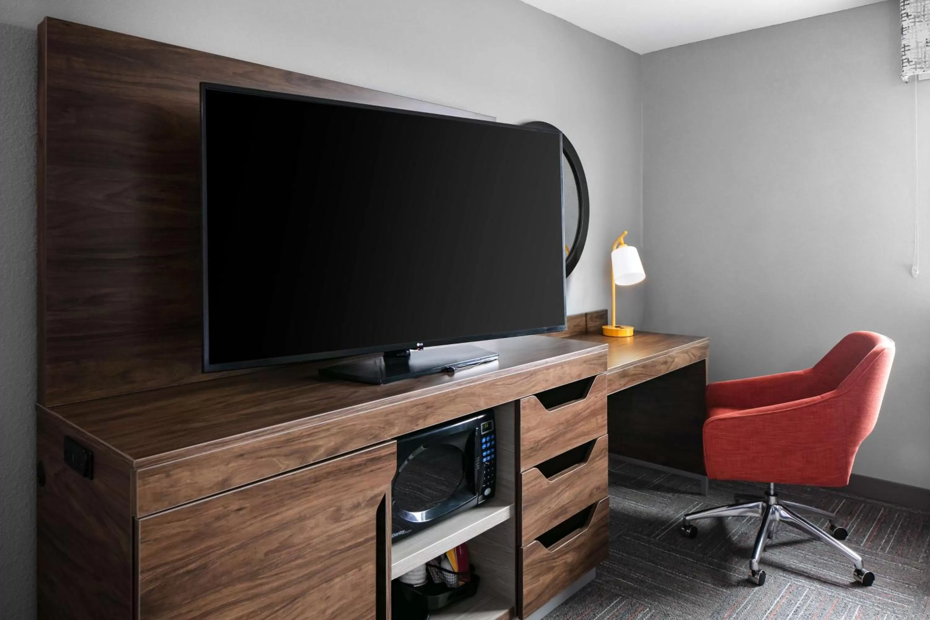 Bedroom in Hampton Inn & Suites West Bend