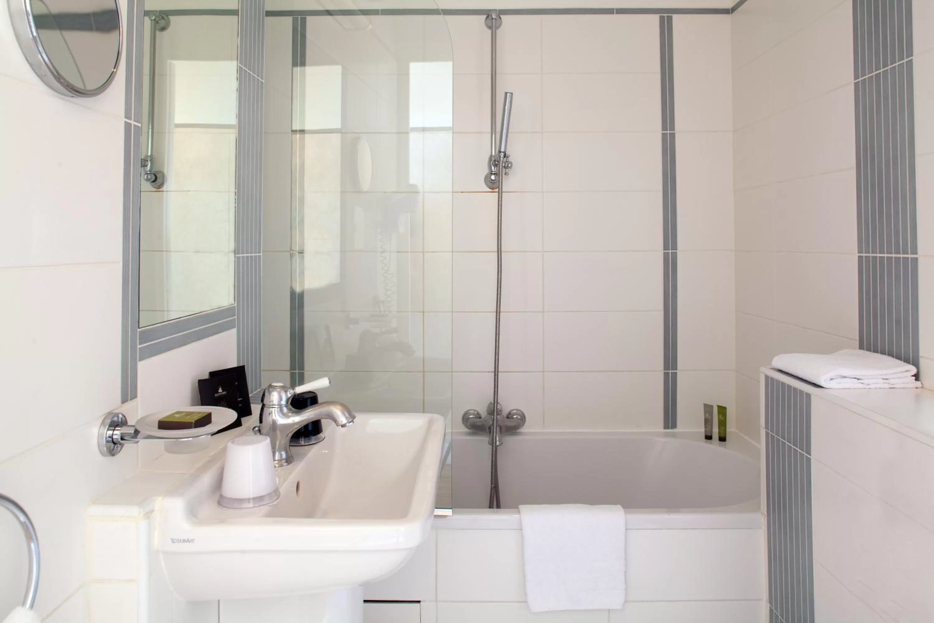 Bathroom in Hotel Eiffel Seine