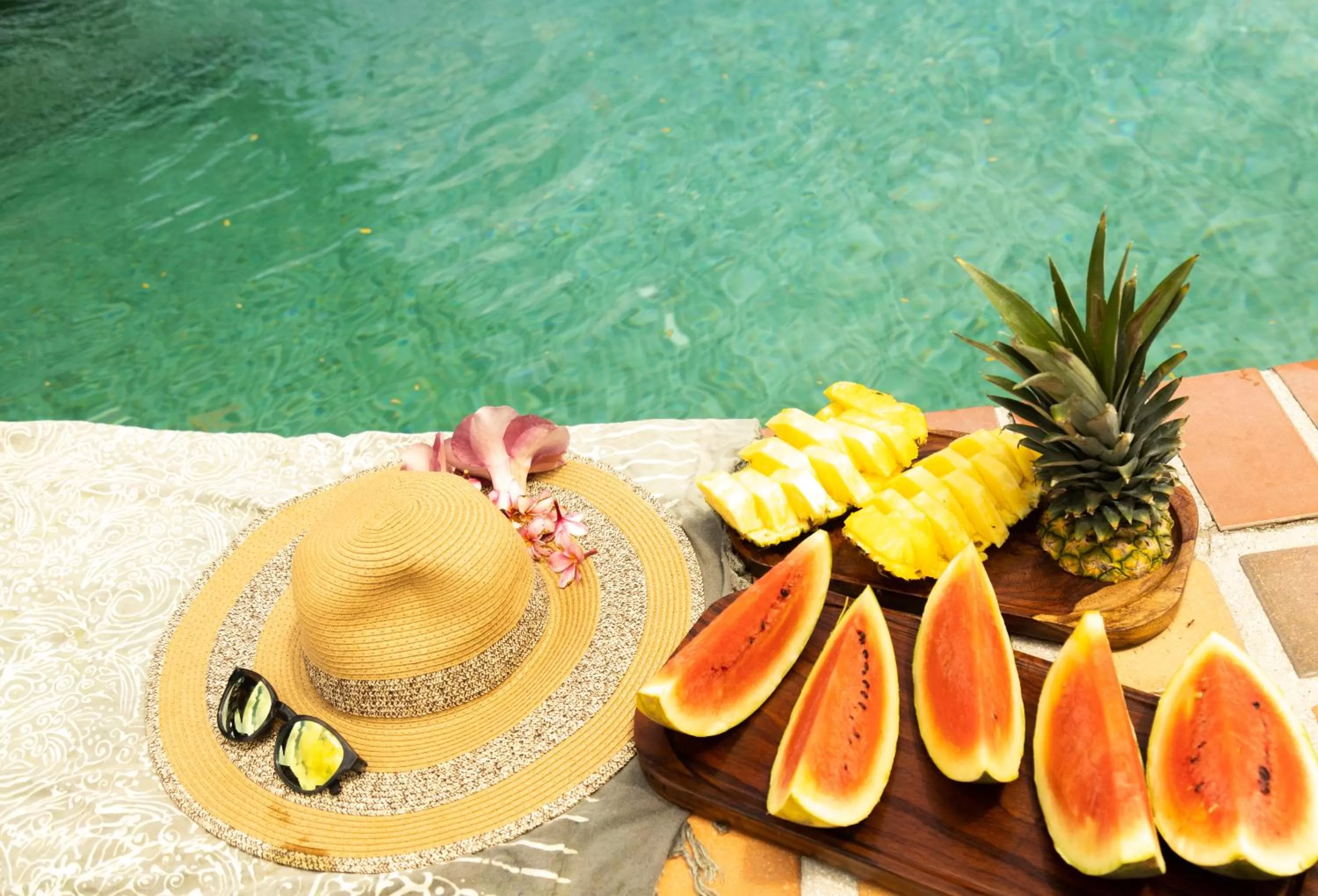 Swimming pool, Food in Hotel El Rancho