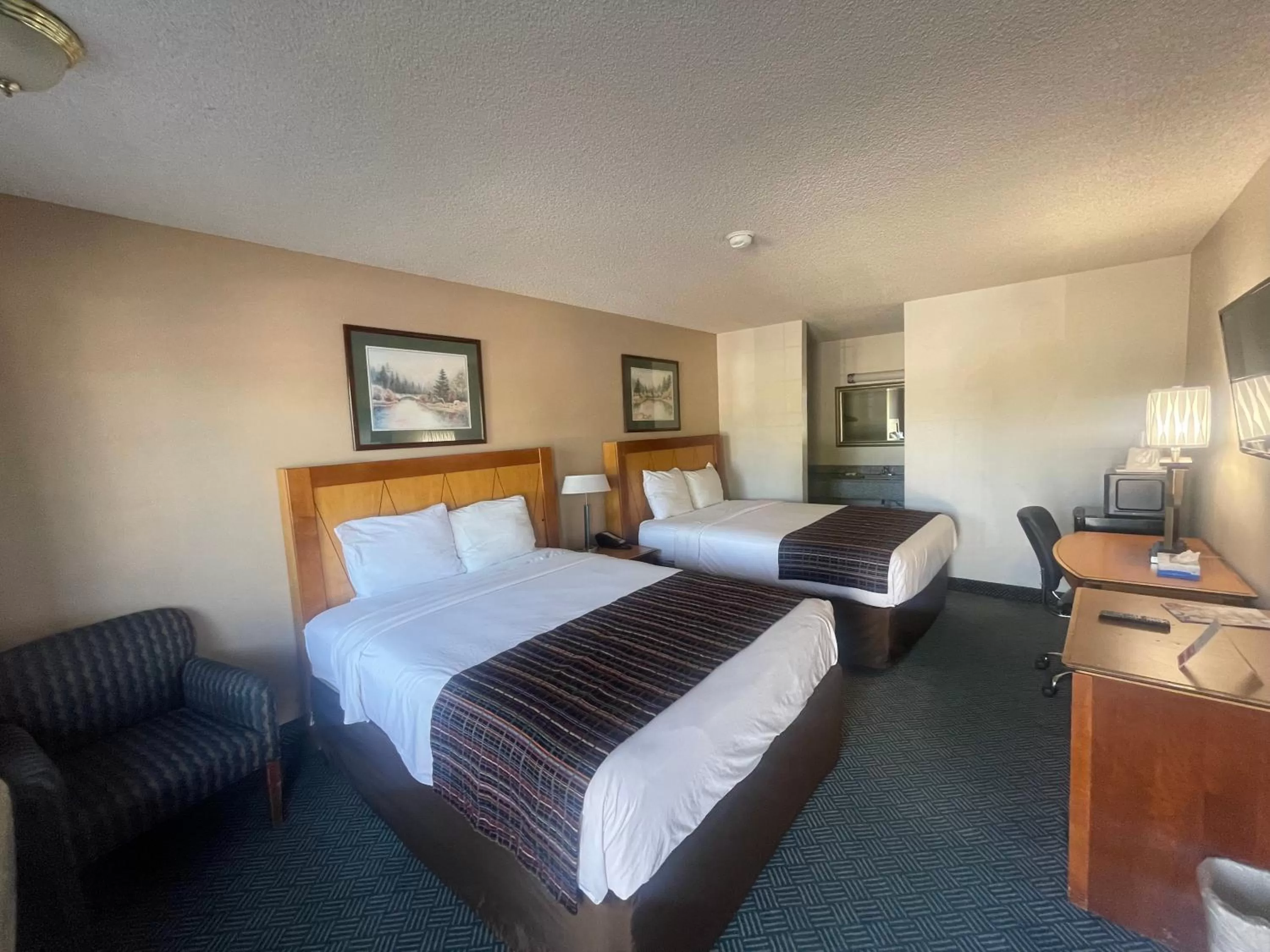 Bed in Skyway Inn - Seatac