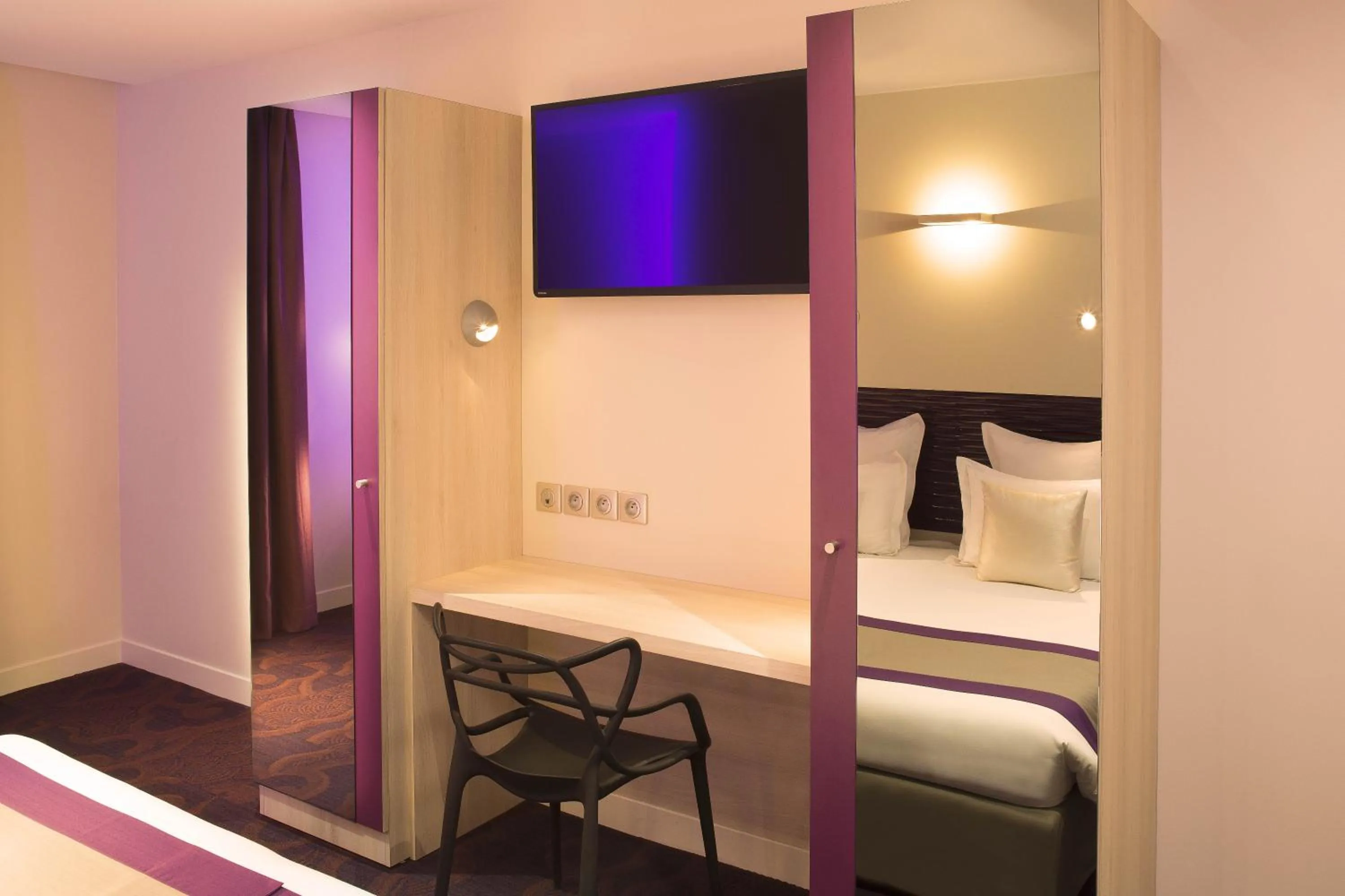 TV and multimedia, Bed in Hôtel Brésil Opéra SPA