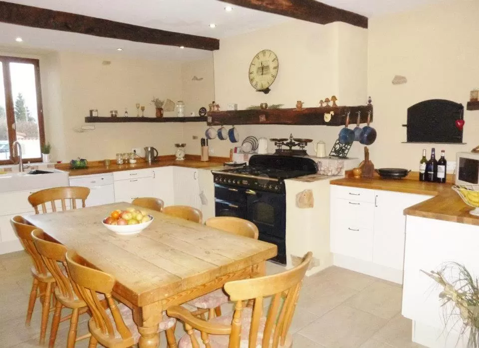 Kitchen or kitchenette in Les Glycines