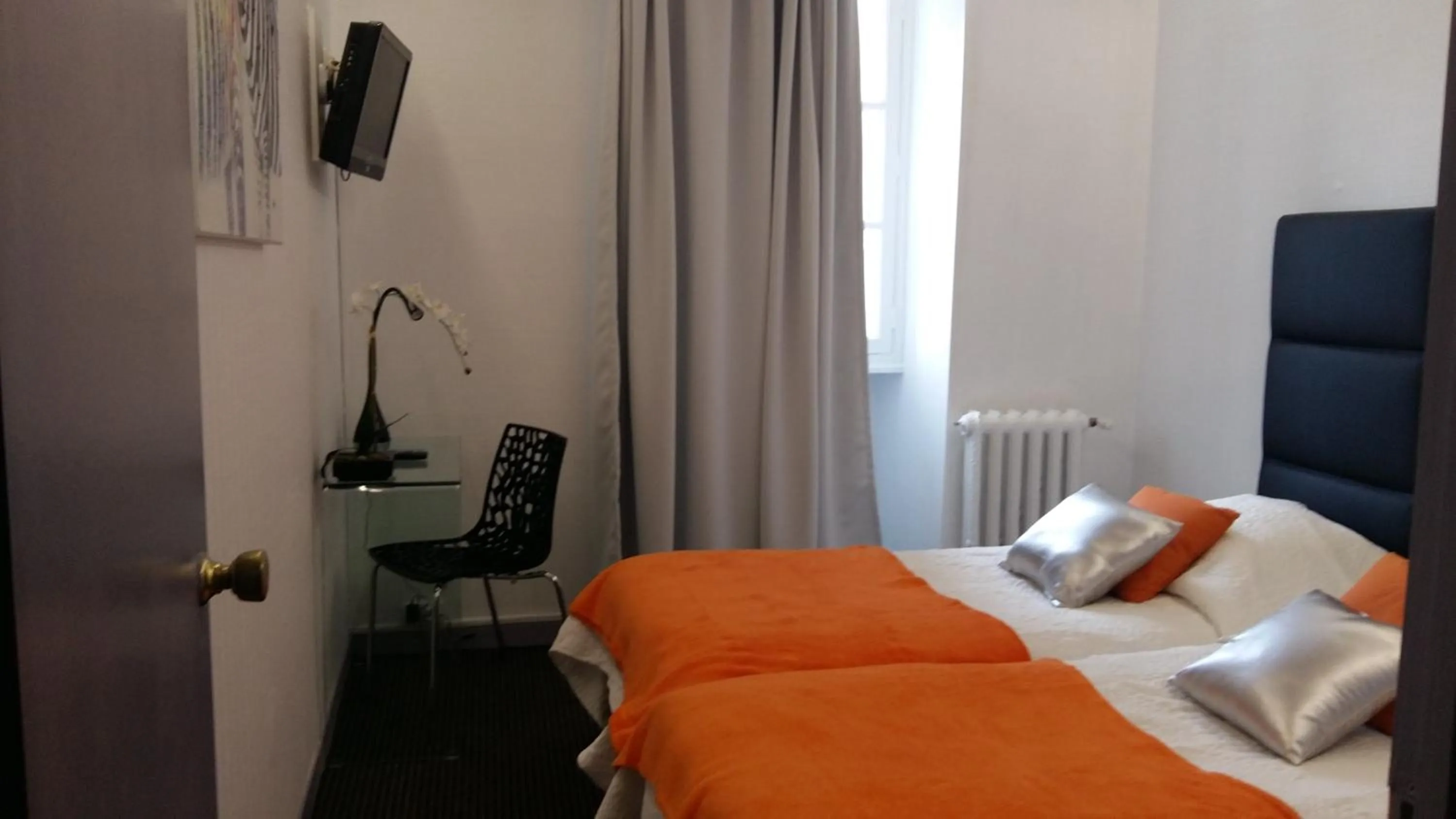 Photo of the whole room, Bed in Hôtel Le Capitole