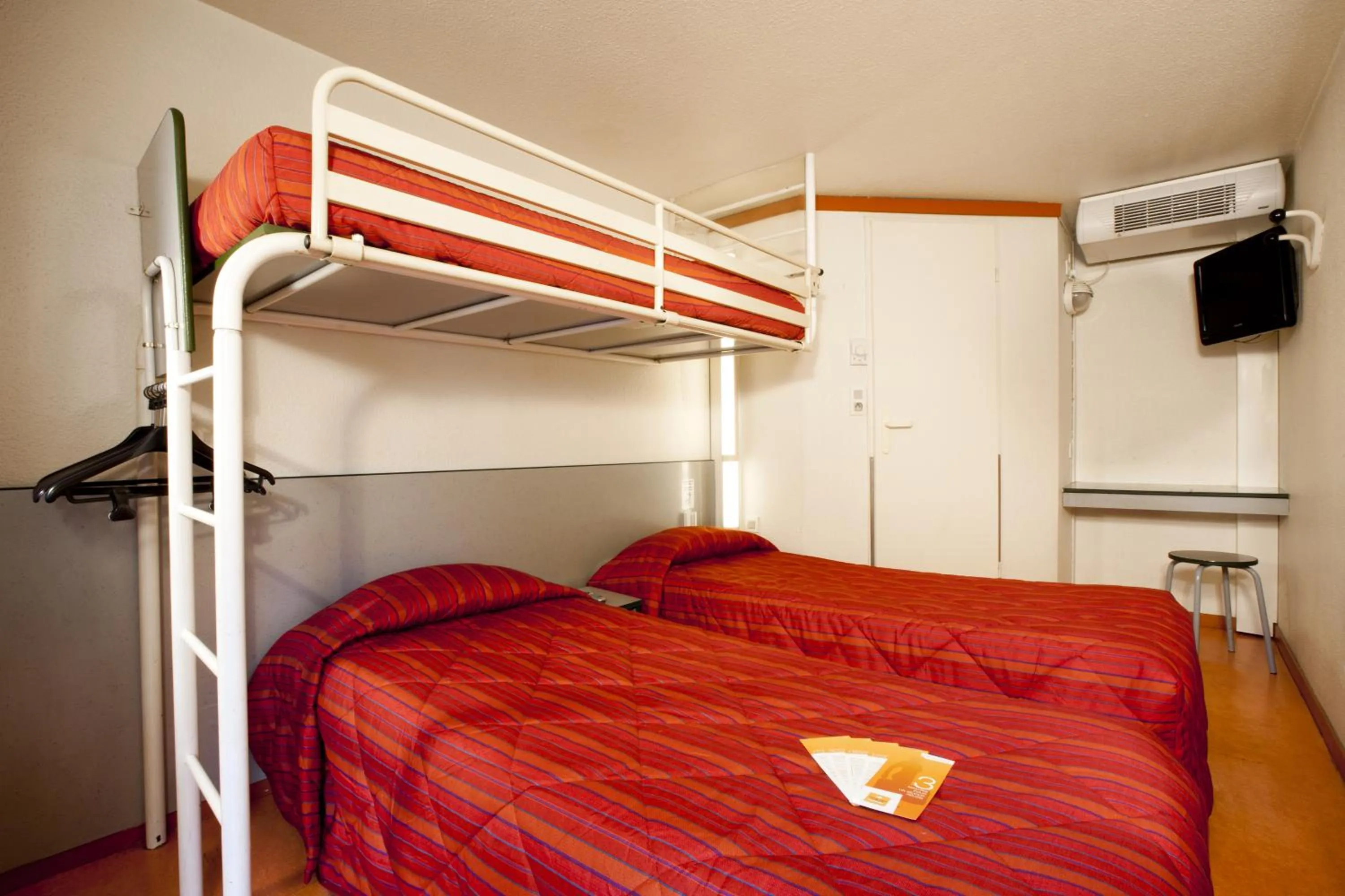 Photo of the whole room, Bed in Première Classe Tarbes - Bastillac