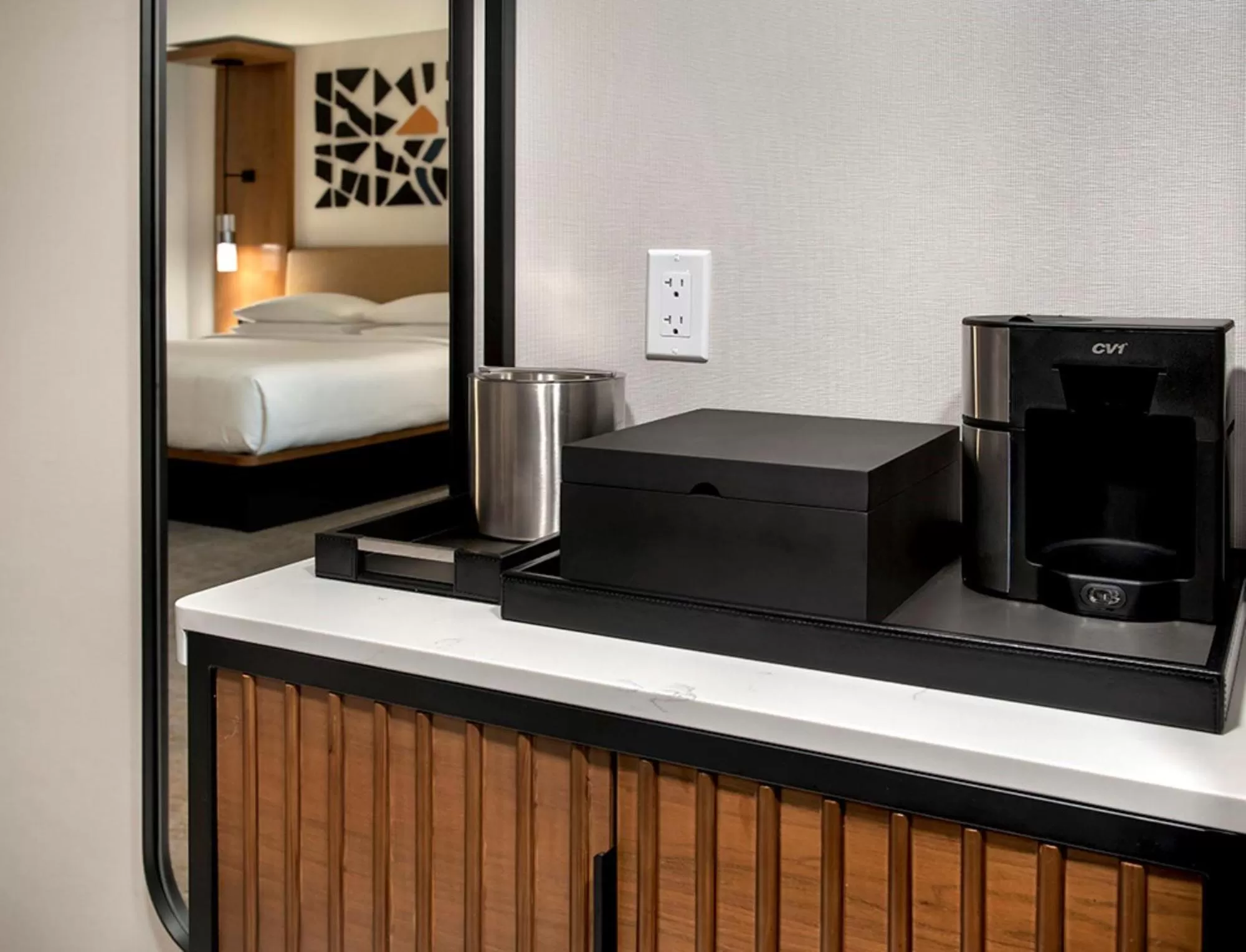 Coffee/tea facilities, Bed in Marriott Springfield Downtown