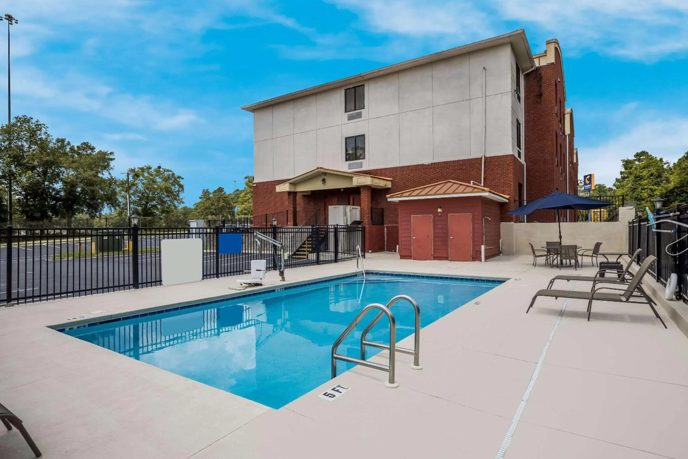 Swimming pool in Comfort Inn & Suites Midway - Tallahassee West