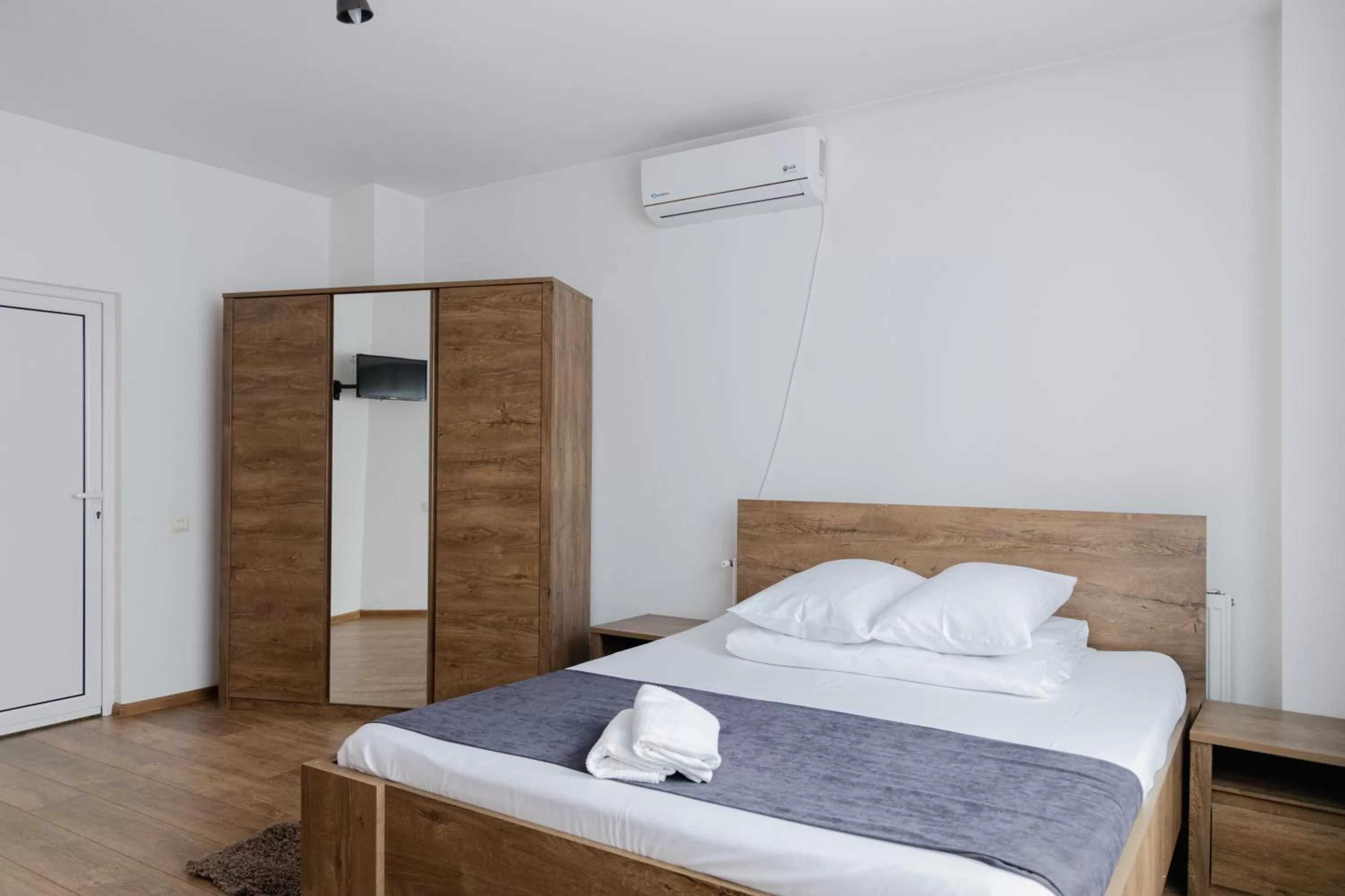 Bed in Pensiunea Pictorilor