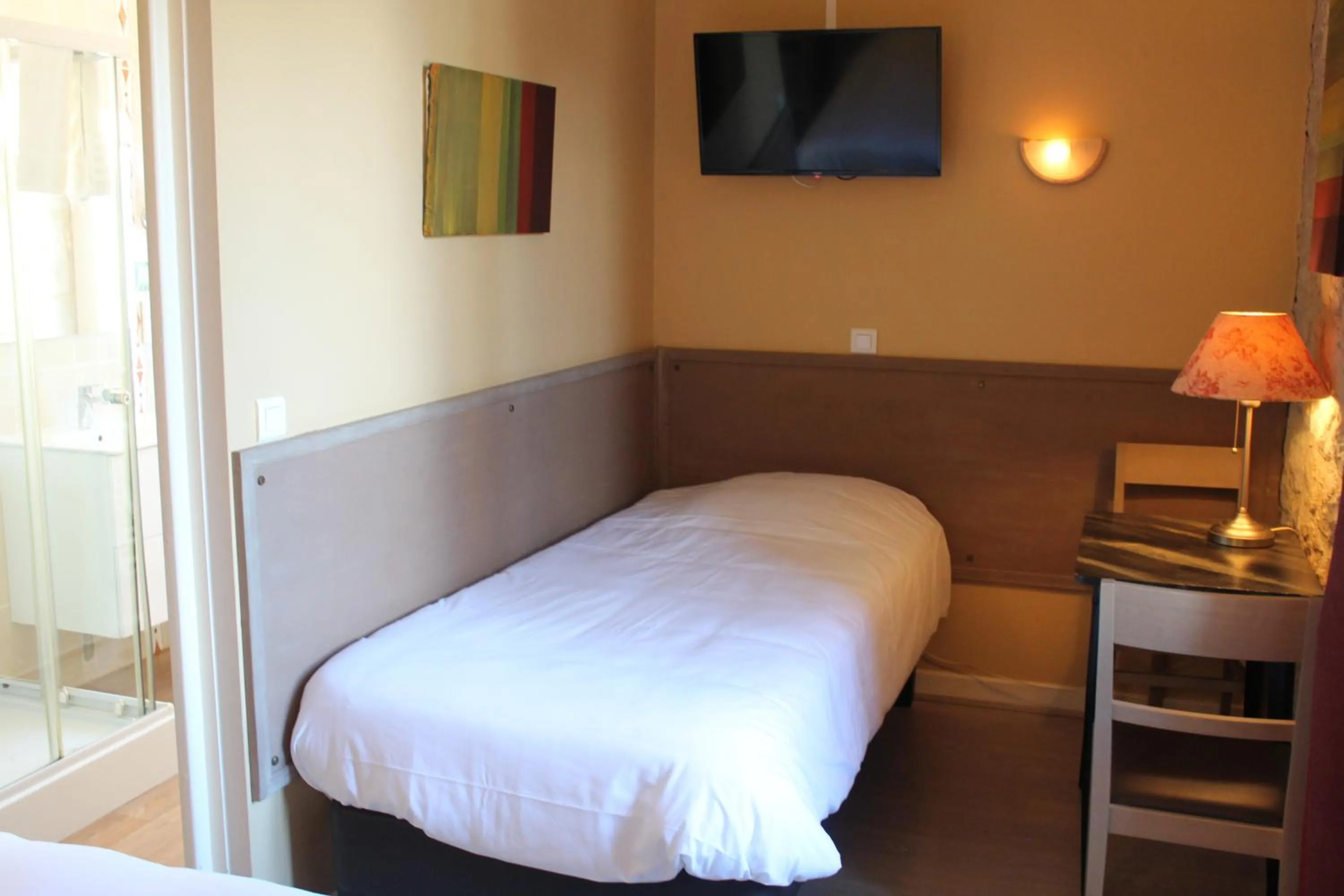 Bed in Logis Hotels- Auberge de la Tour - Hôtel et restaurant