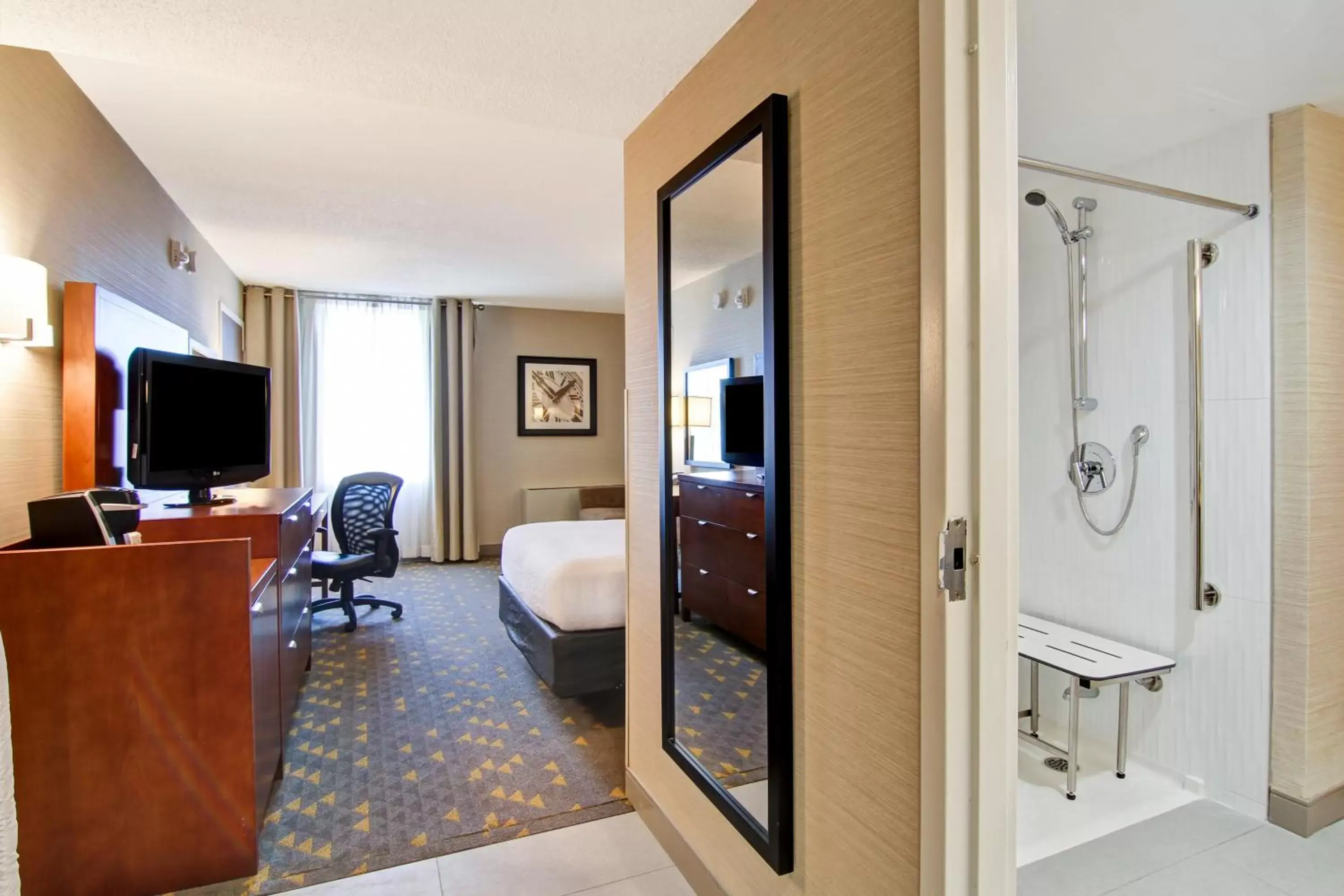 Double Room - Disability Access in Holiday Inn Oakville Centre by IHG Double Room - Disability Access in Holiday Inn Oakville Centre by IHG