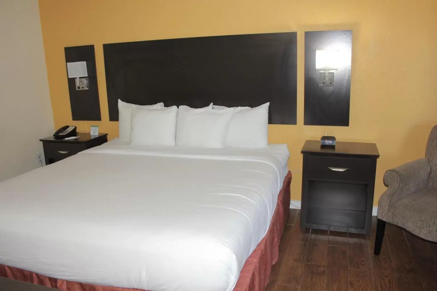 Queen Room - Disability Access in The Link Hotel on Sunrise Queen Room - Disability Access in The Link Hotel on Sunrise