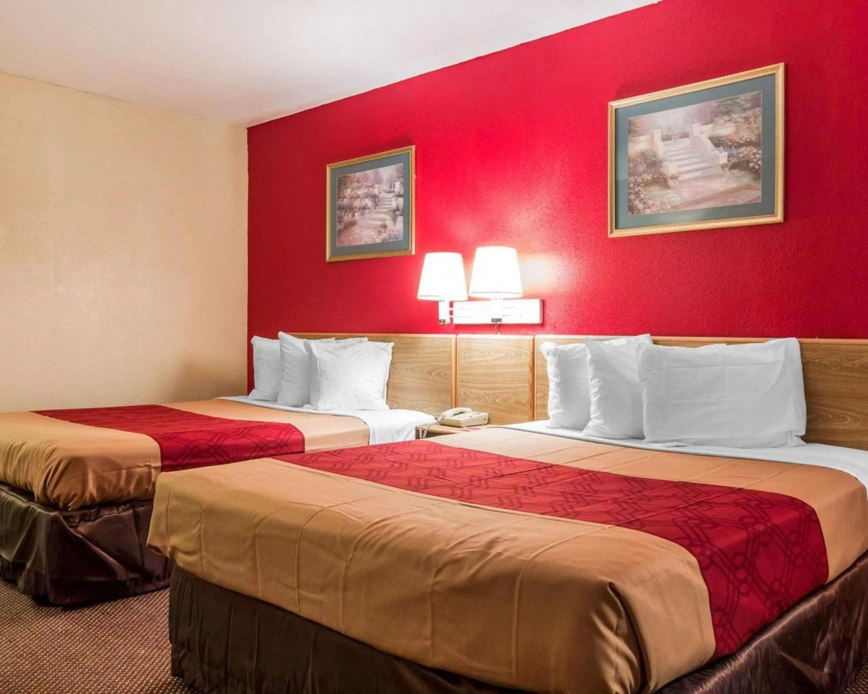 Photo of the whole room, Bed in Econo Lodge Atlanta College Park