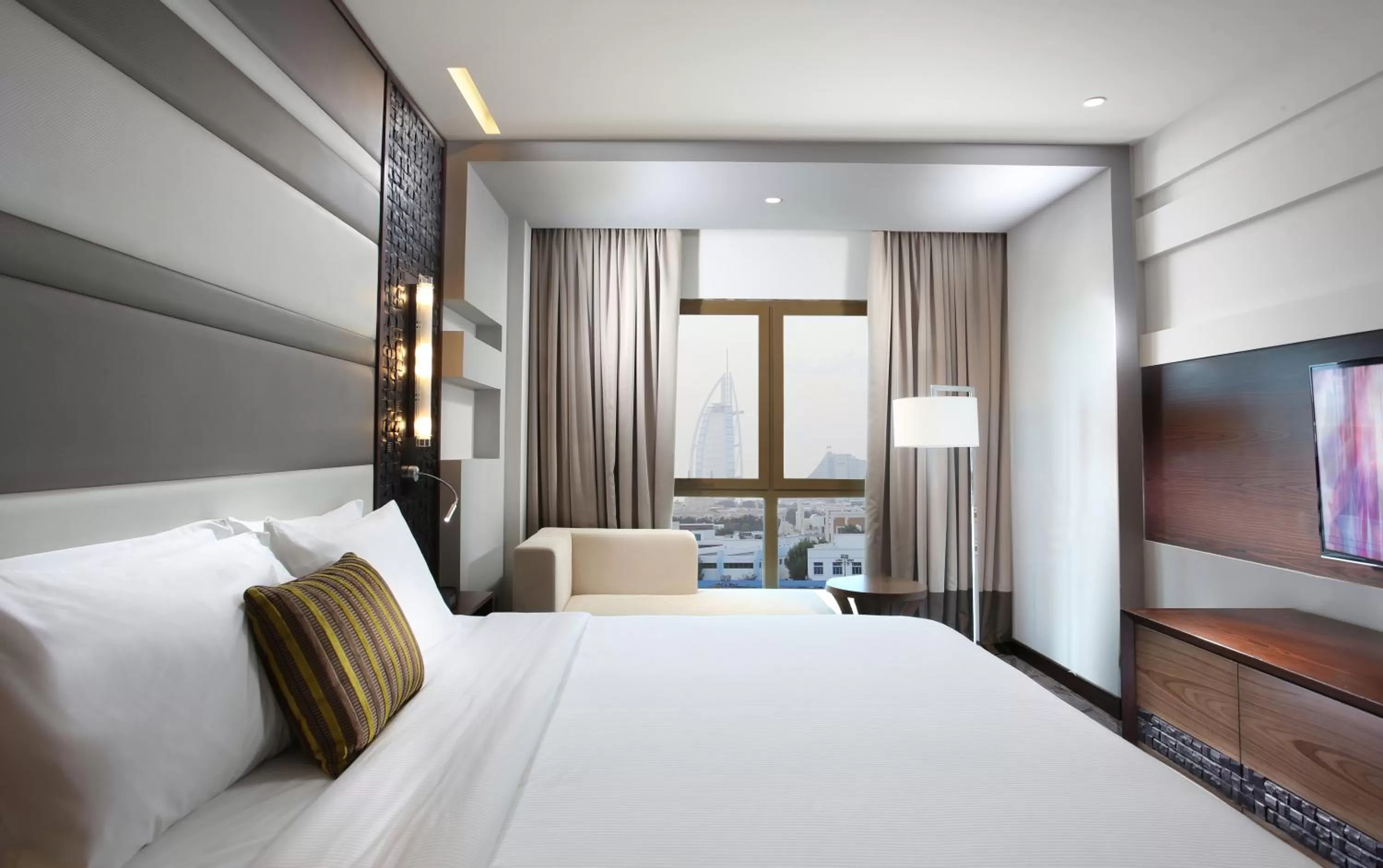 Bed in Metropolitan Hotel Dubai