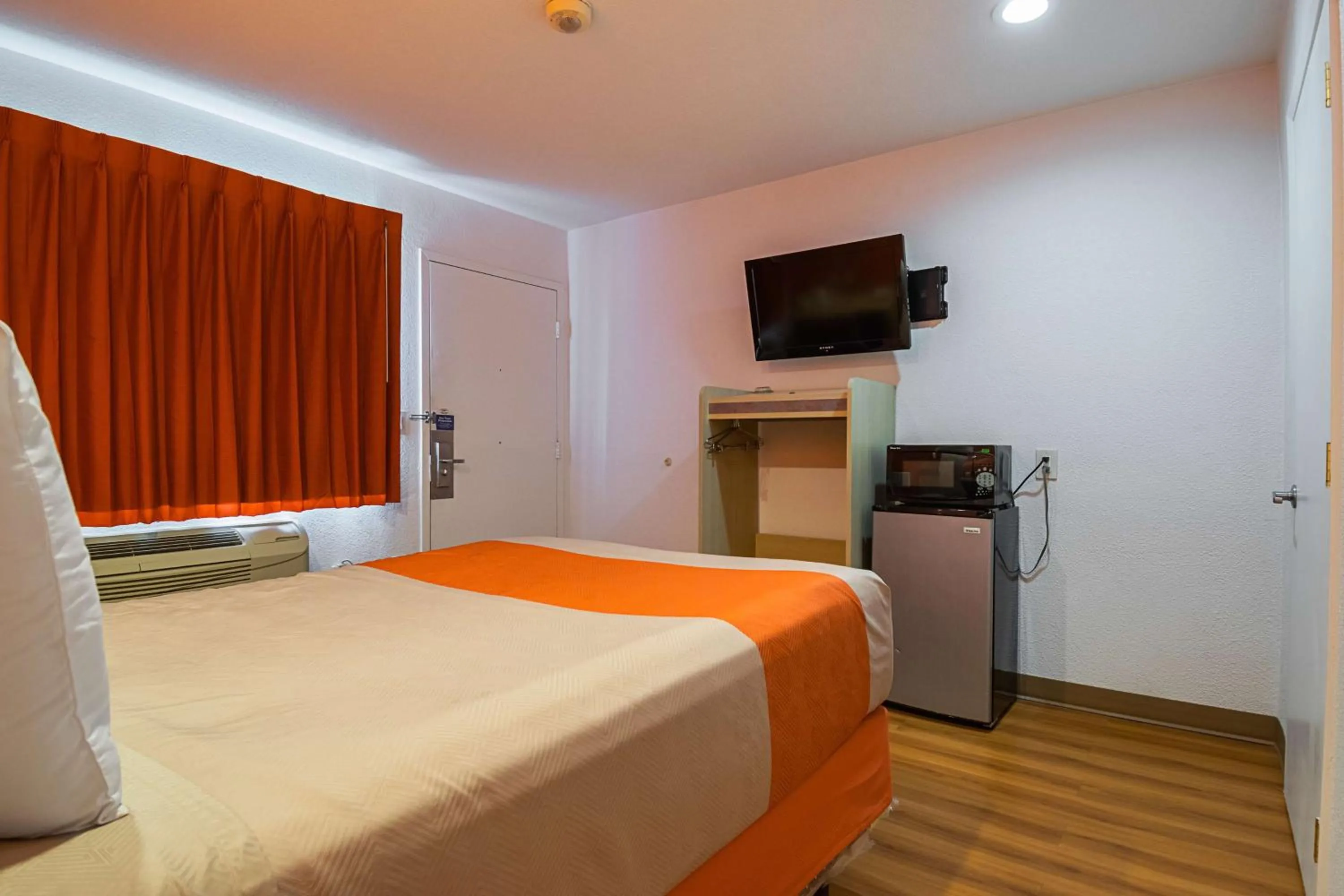 TV and multimedia, Bed in Motel 6 Lost Hills / Buttonwillow Racetrack