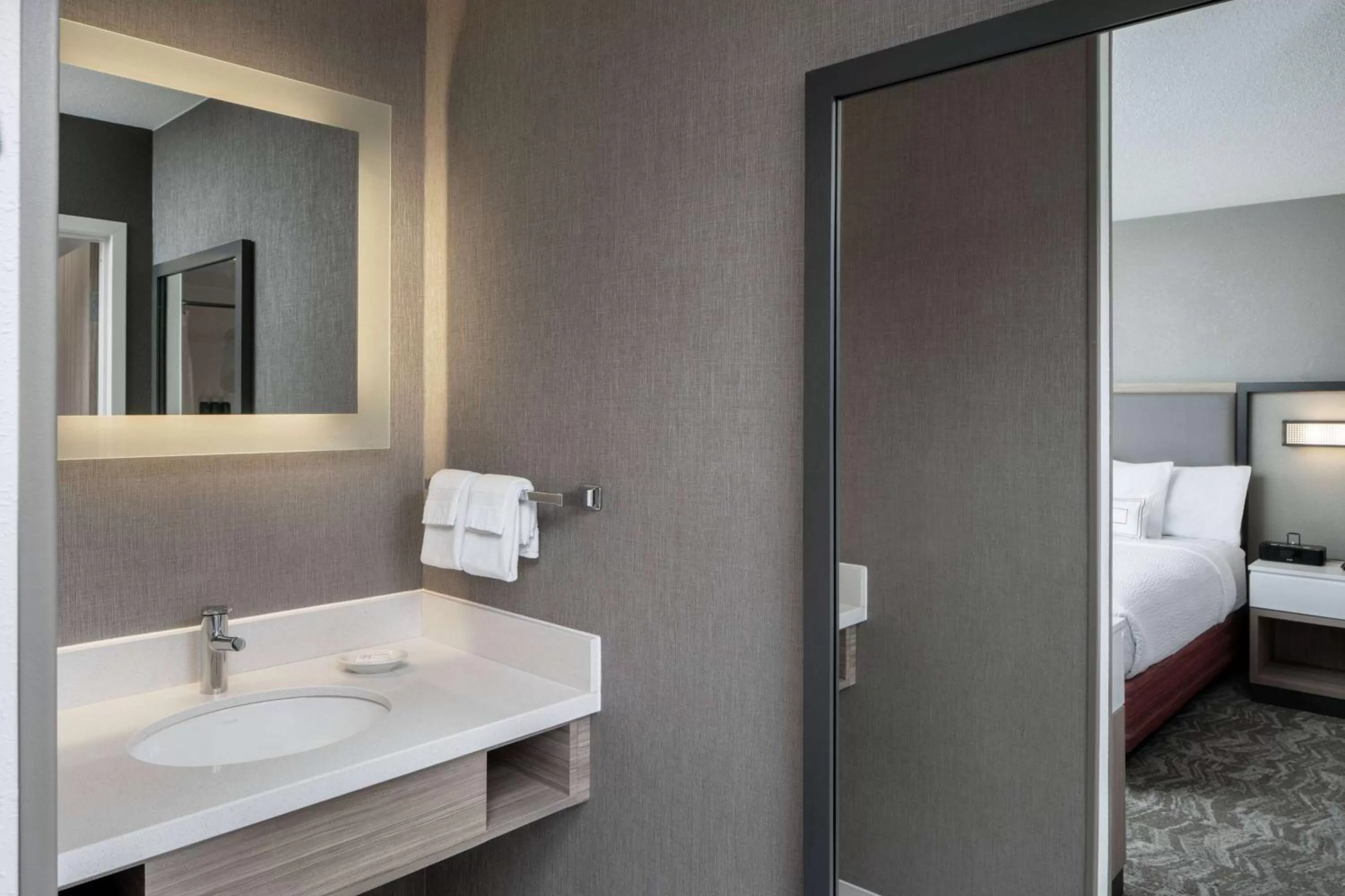 Bathroom, Bed in Sonesta Select Nashville Airport Suites
