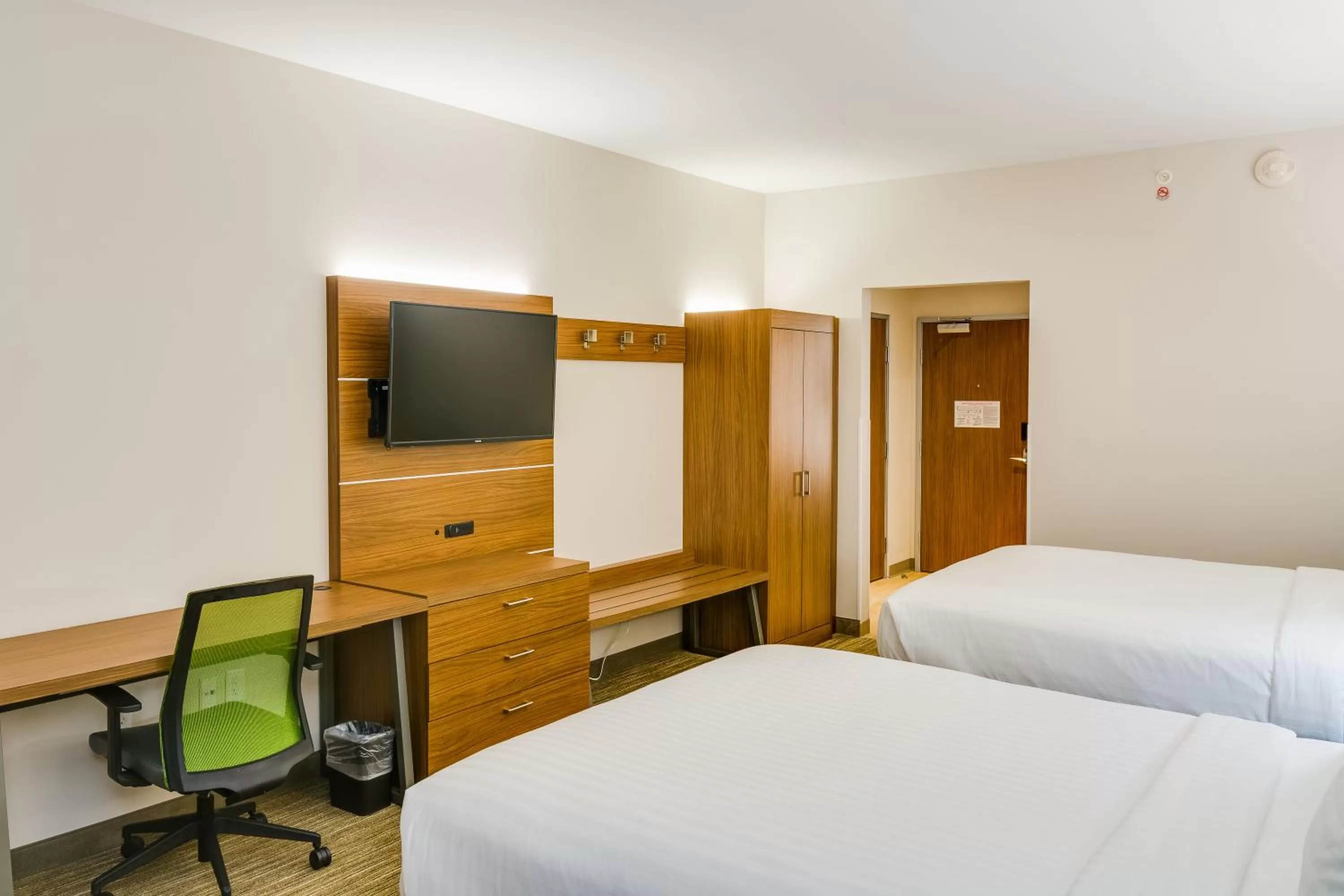 Photo of the whole room, Bed in Holiday Inn Express & Suites Russellville by IHG
