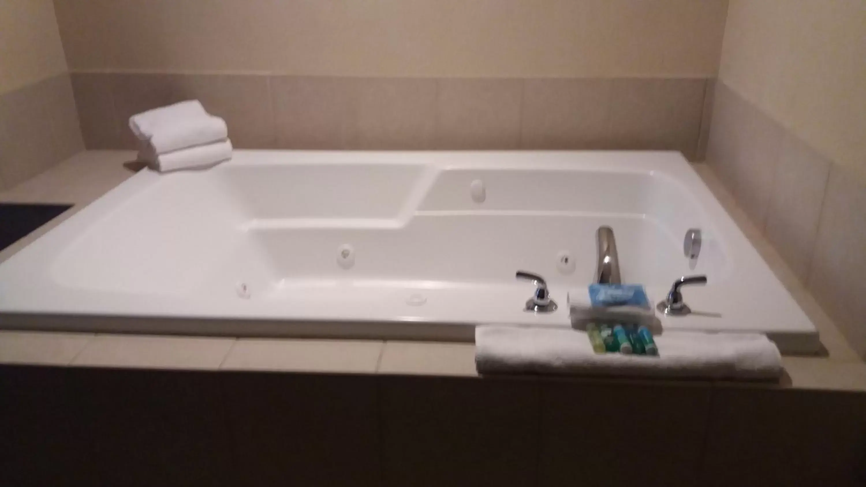 King Room with Jetted Tub in Holiday Inn Express Hotel & Suites Waterford by IHG King Room with Jetted Tub in Holiday Inn Express Hotel & Suites Waterford by IHG