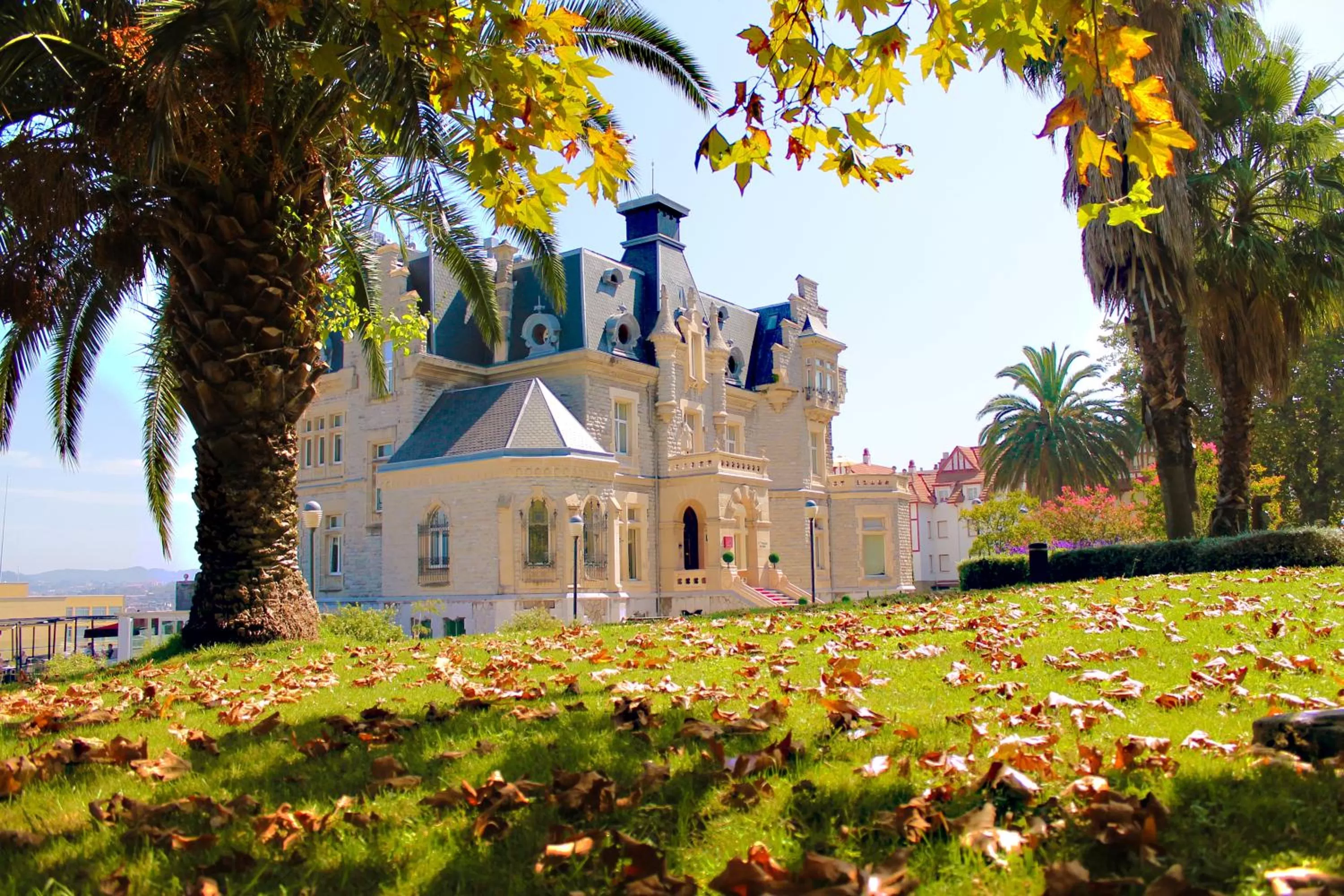 Facade/entrance in Hotel URH Palacio de Oriol