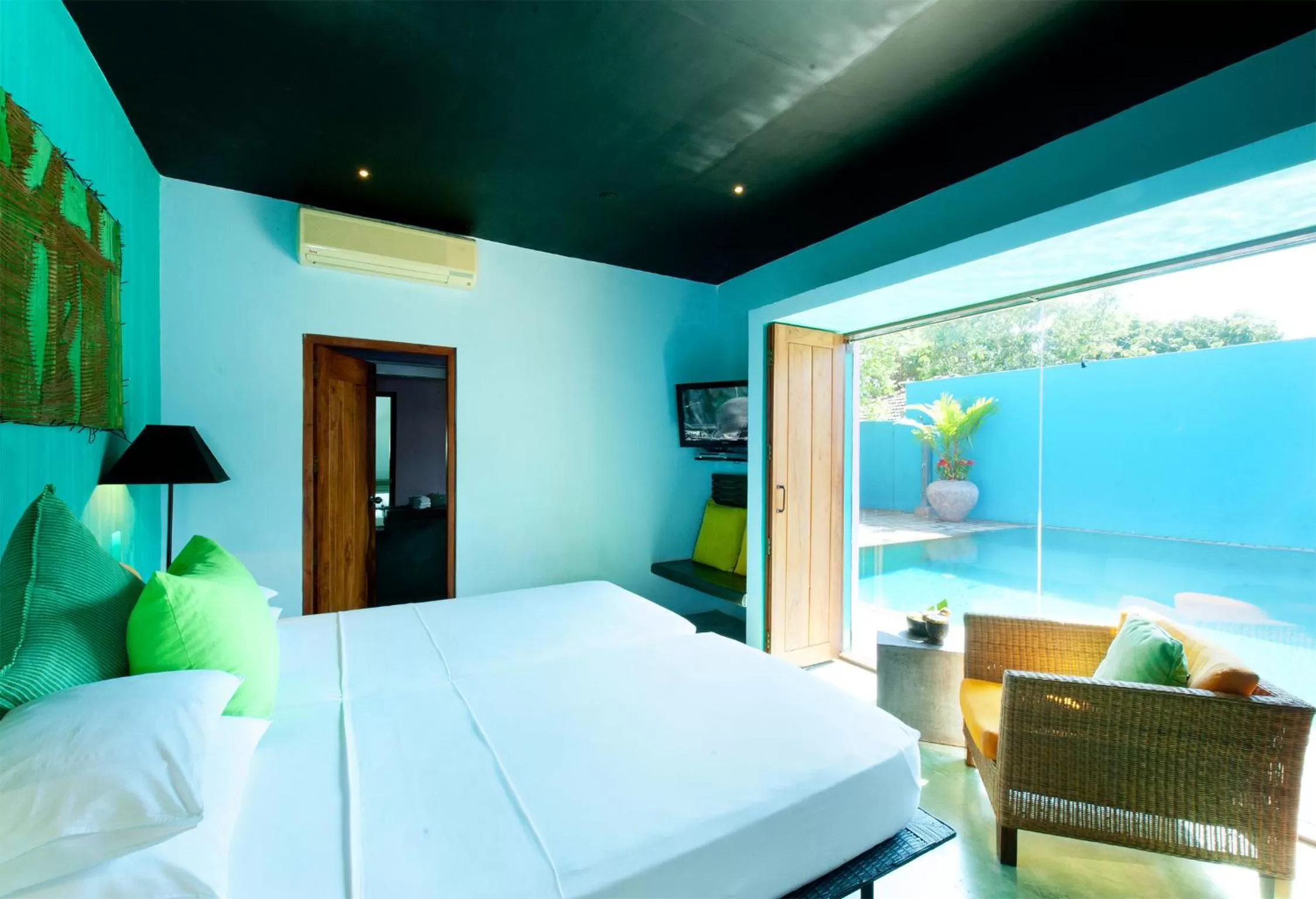 Photo of the whole room, Bed in Dickman Resort "The Boutique Hotel"