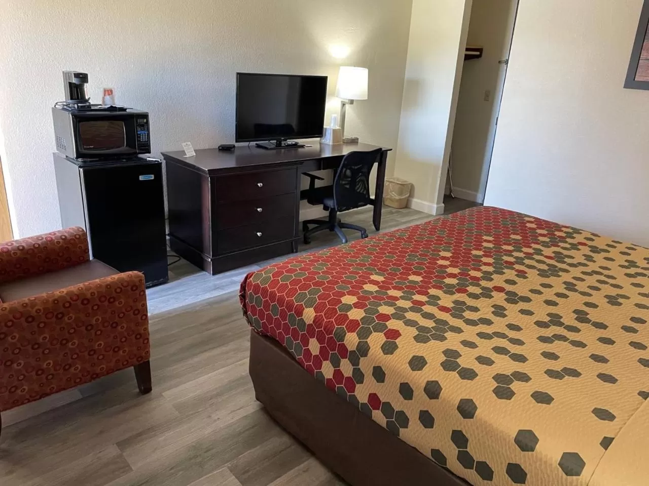 Communal lounge/ TV room, Bed in Perry Inn & Suites By Capital O National Fairground GA I 75