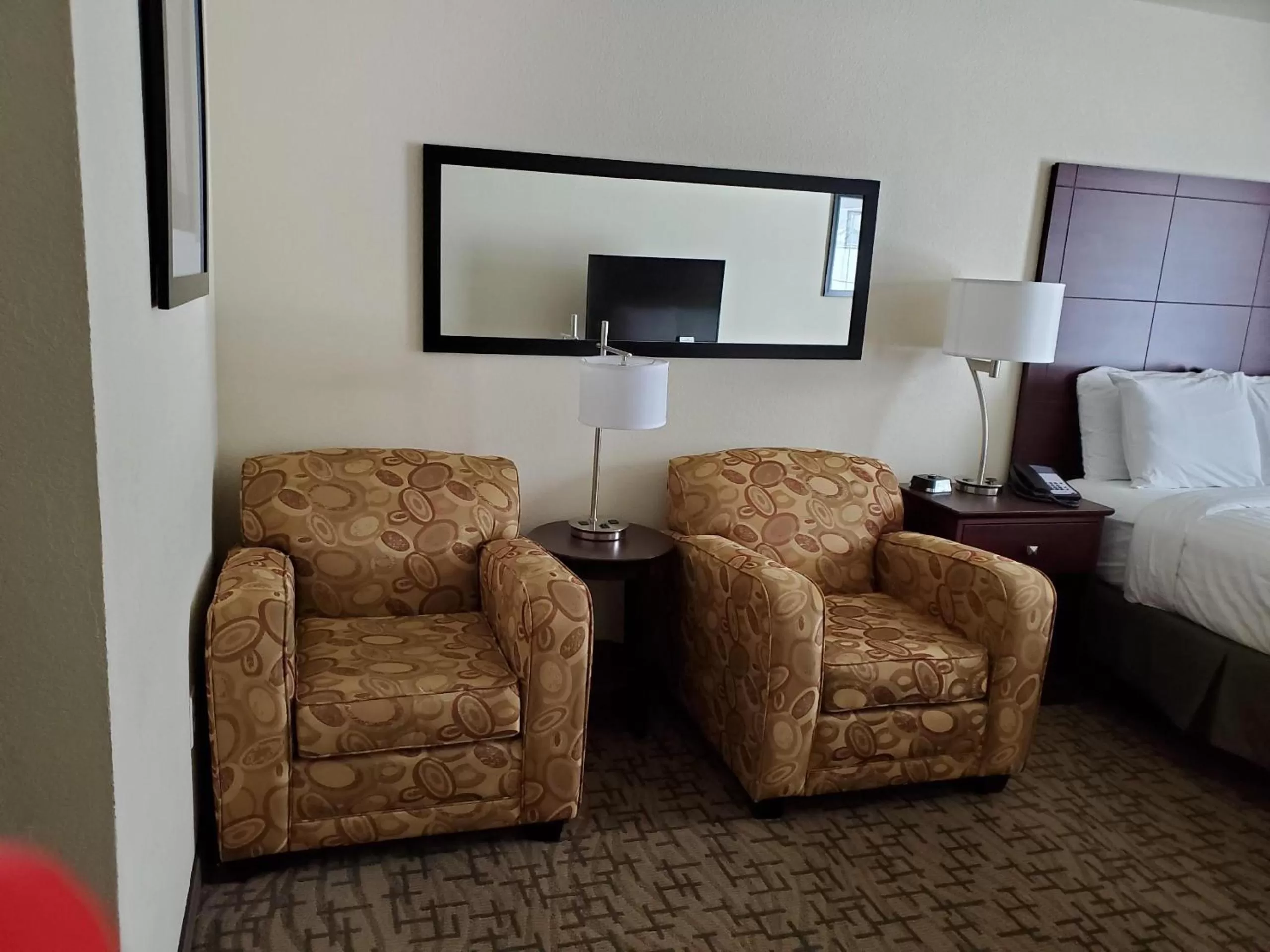 Seating area, Bed in Cobblestone Inn & Suites - Barron