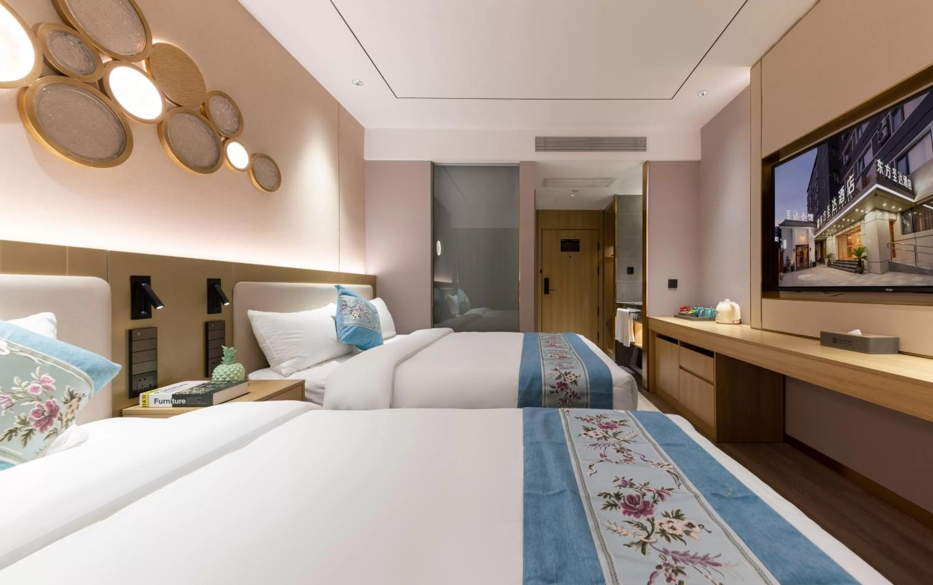 Bed in East Sacred Hotel--Beijing Tiananmen Square ,the Forbidden City,Wangfujing Street,Located in the city center