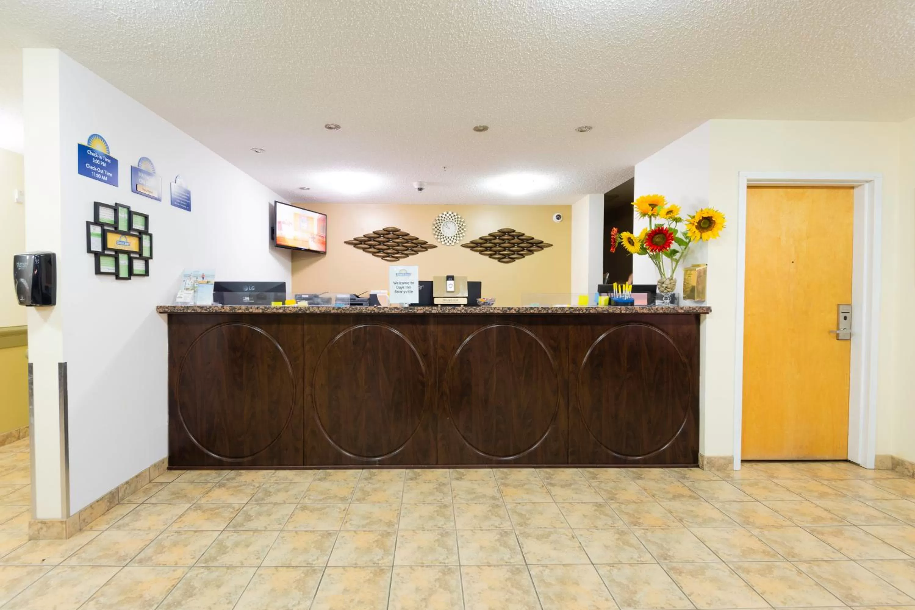 Lobby or reception in Days Inn by Wyndham Bonnyville