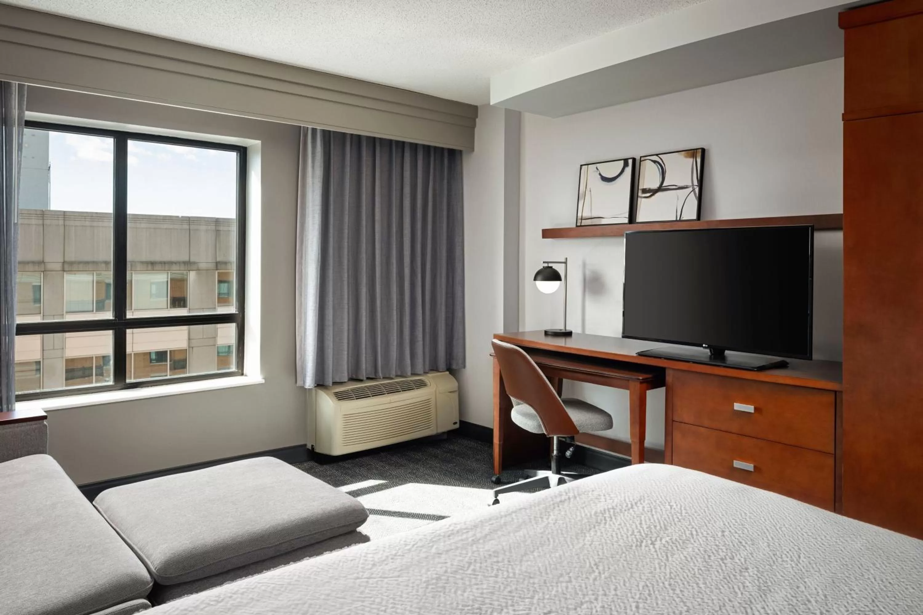 Photo of the whole room, Bed in Courtyard by Marriott Washington Capitol Hill/Navy Yard