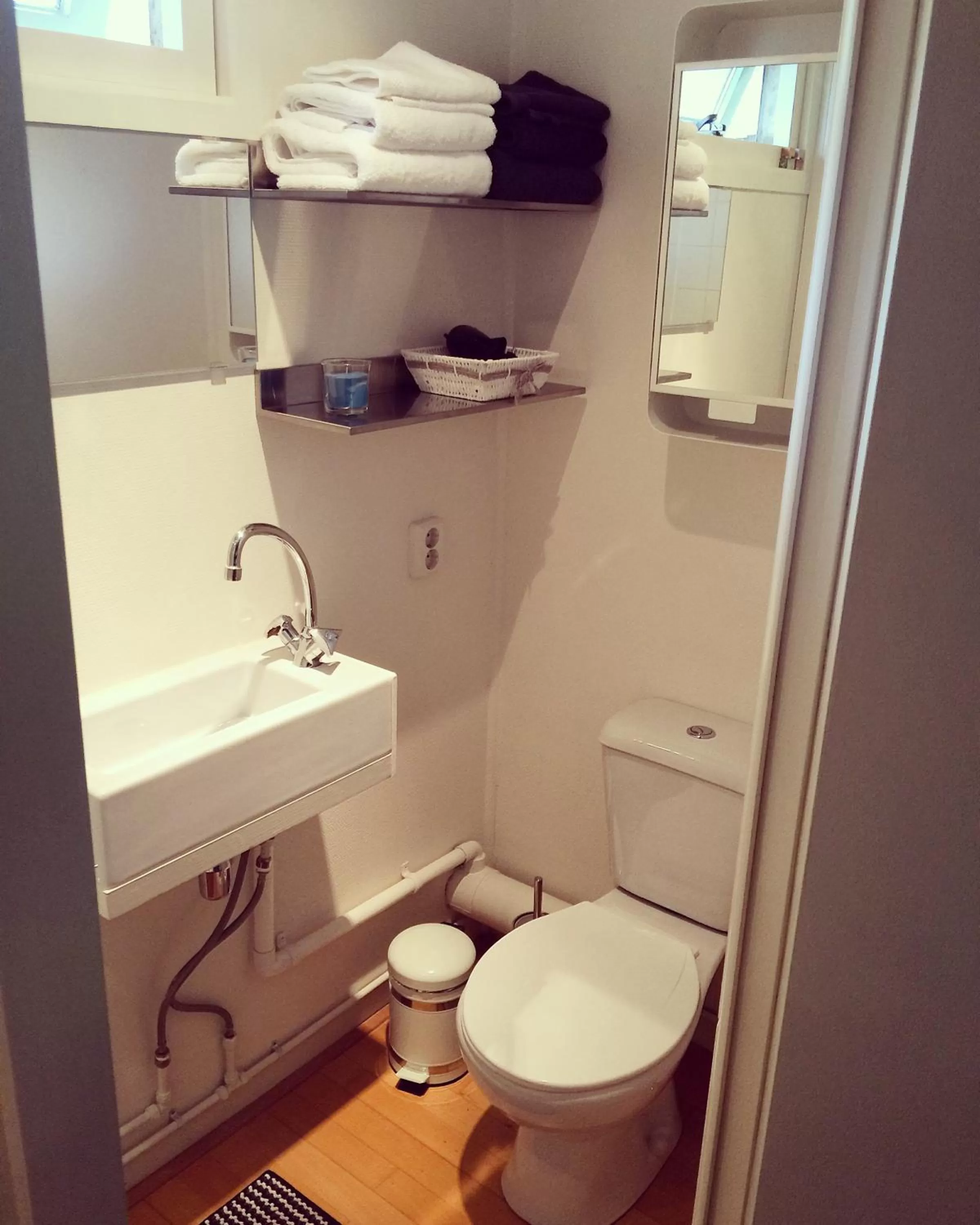 Toilet, Bathroom in B&B Houtstee