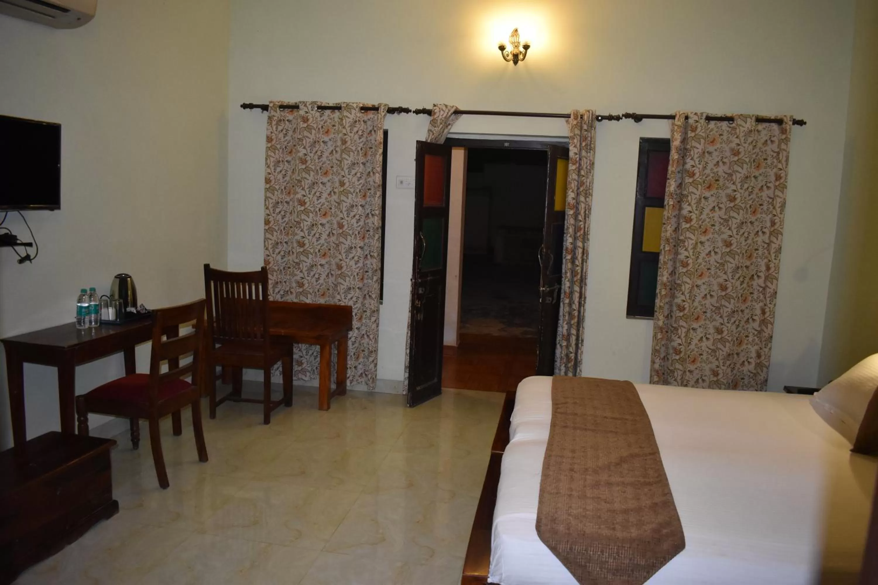 Bedroom, Bed in Hotel Nawal Sagar Palace - Bundi