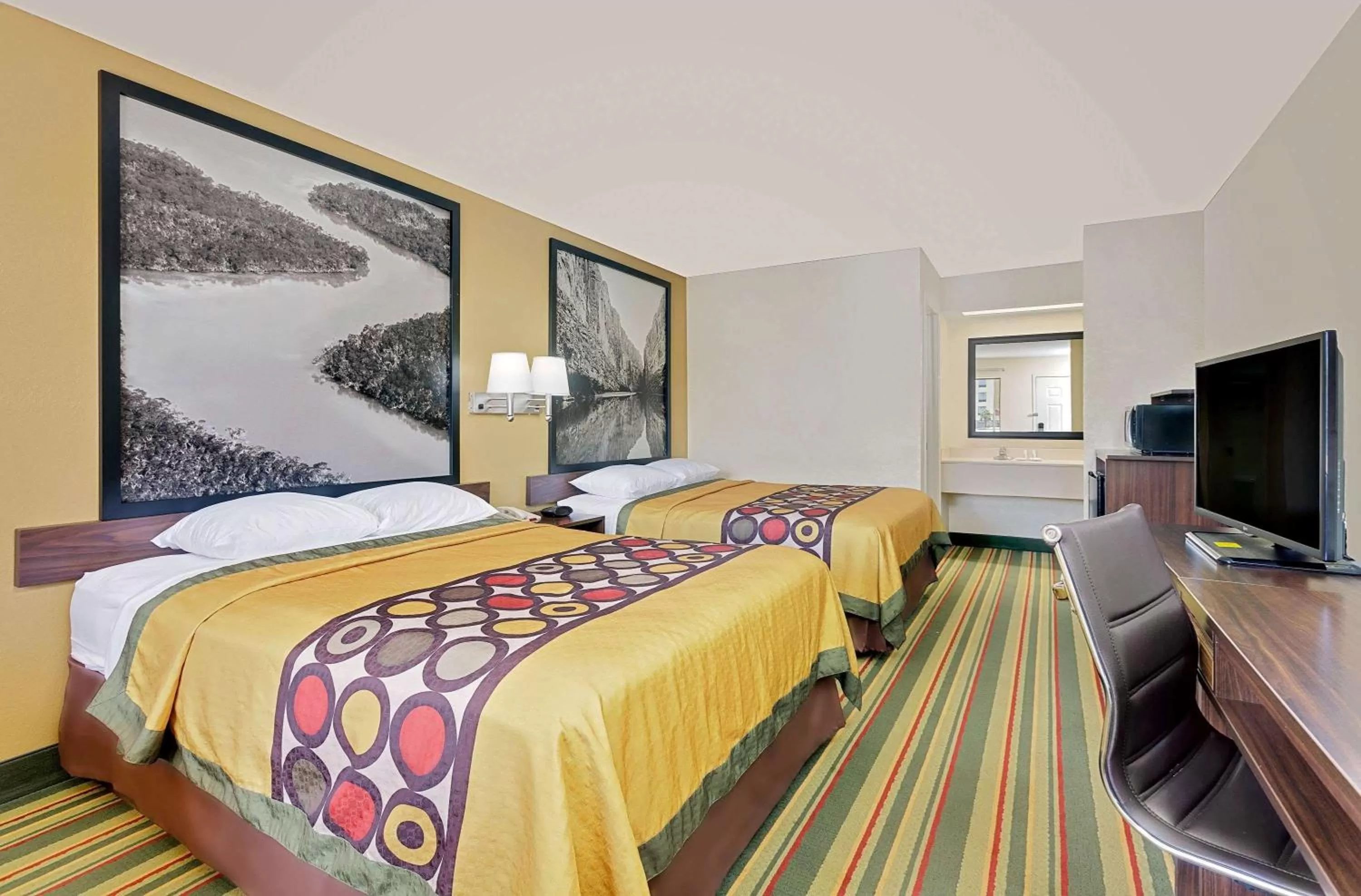 Photo of the whole room, Bed in Super 8 by Wyndham Byron/South Macon