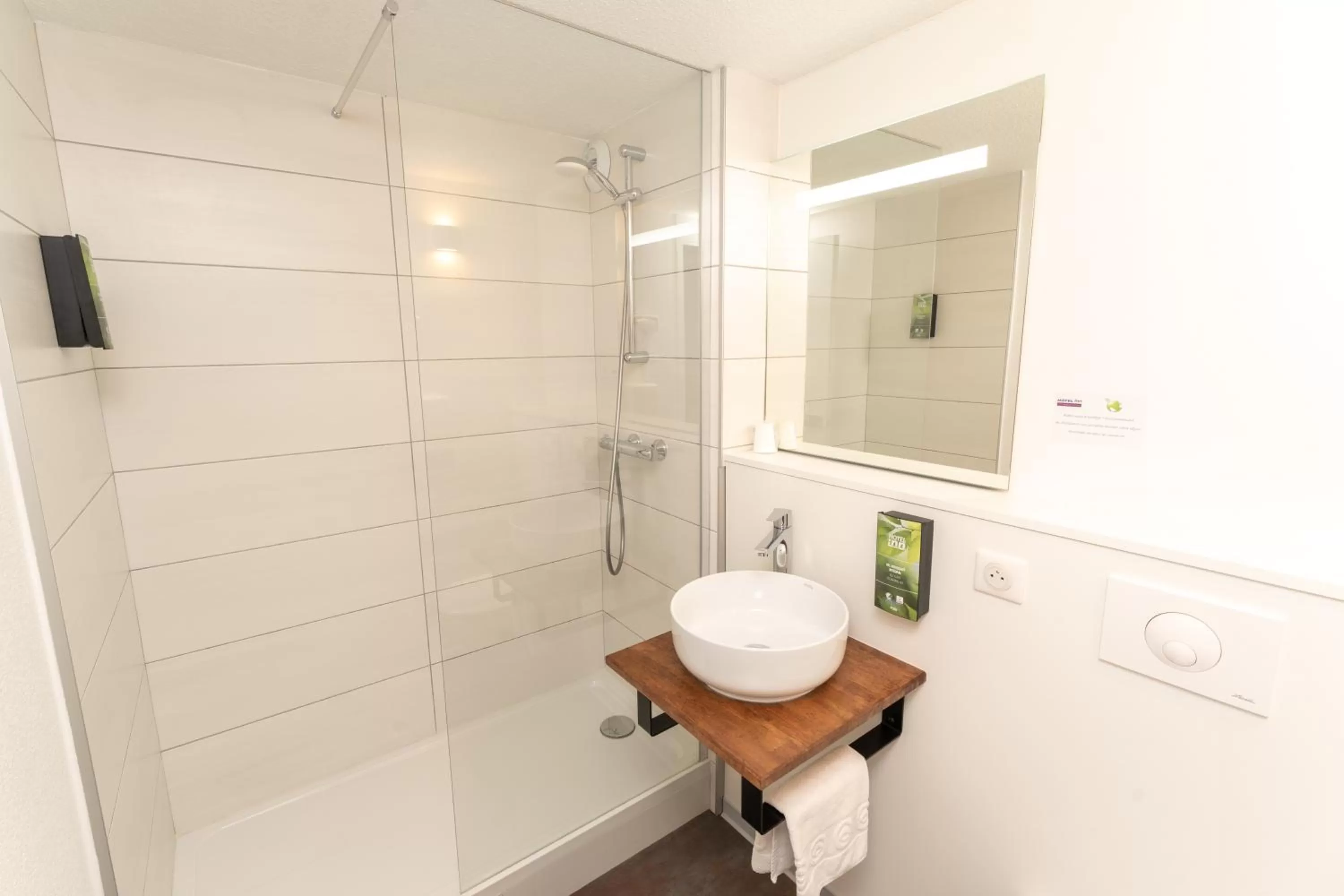 Shower in Hotel Inn Design La Rochelle