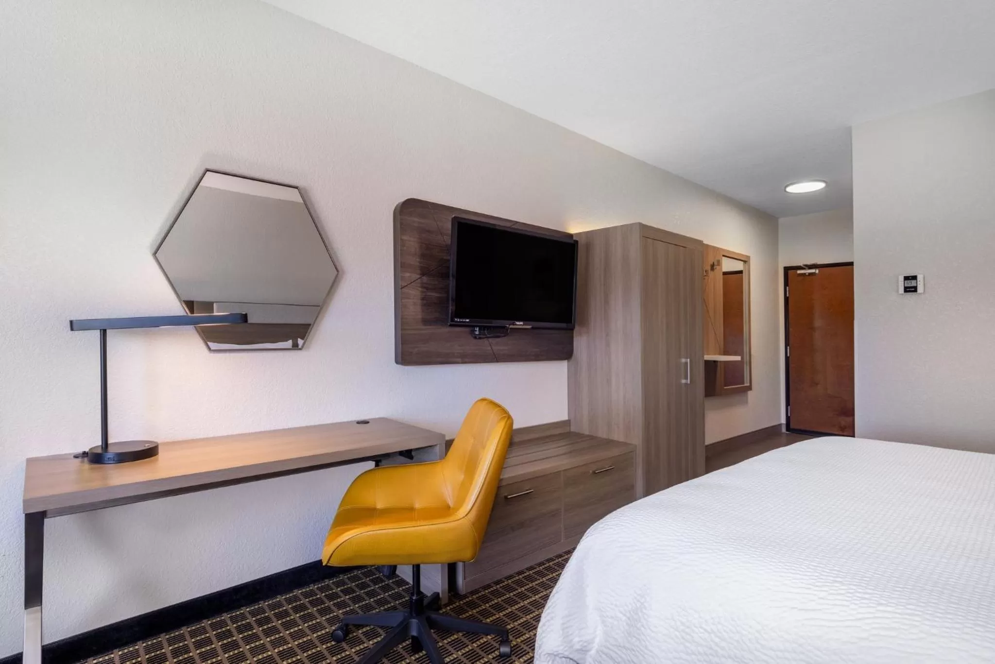 Photo of the whole room, Bed in Holiday Inn Express & Suites Pittsburg by IHG