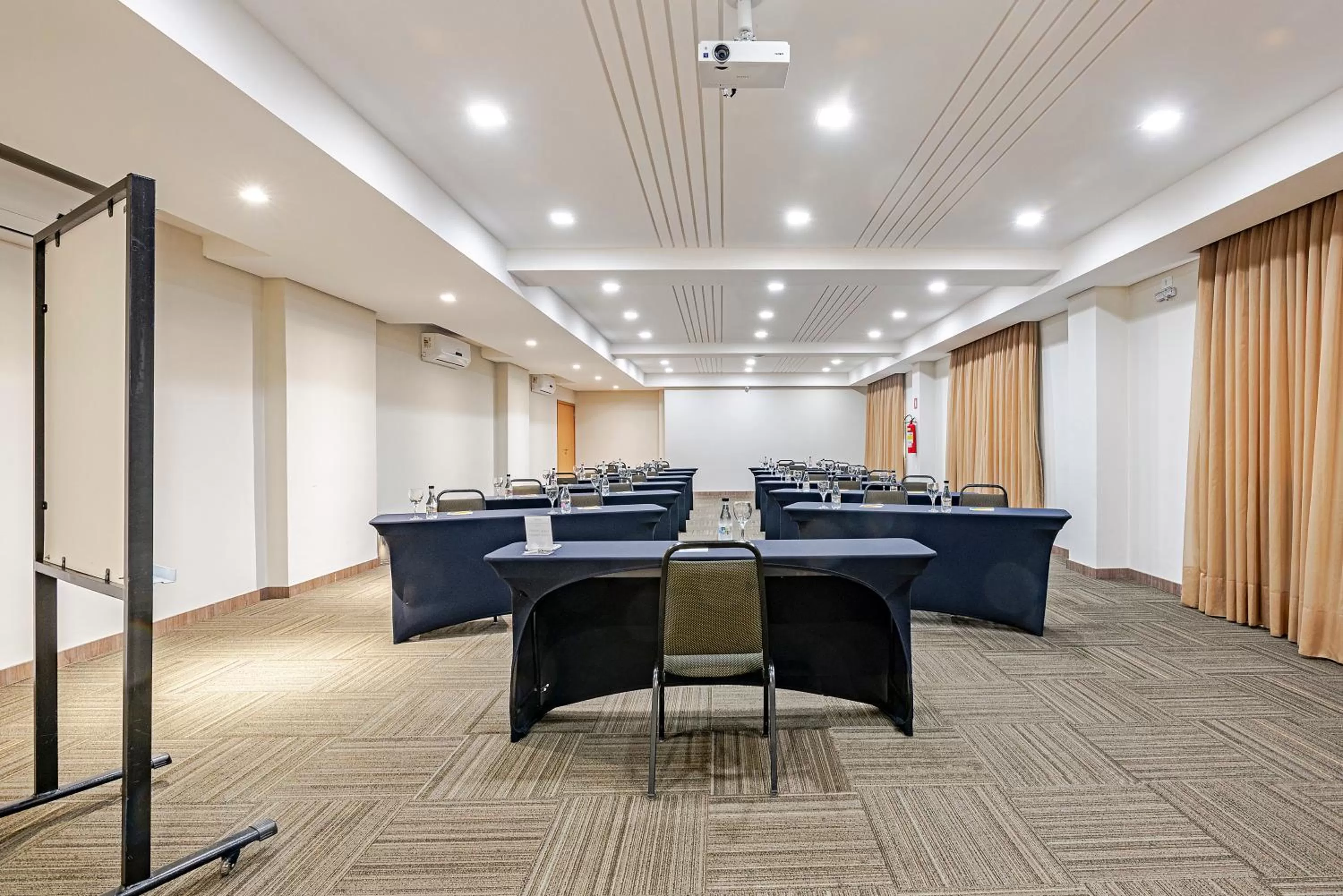 Meeting/conference room in Slim Curitiba Av das Torres