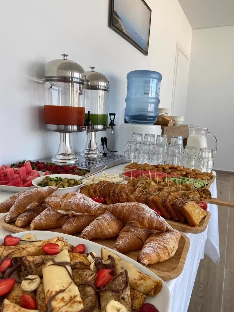 Kitchen or kitchenette, Food in Otto Hotel